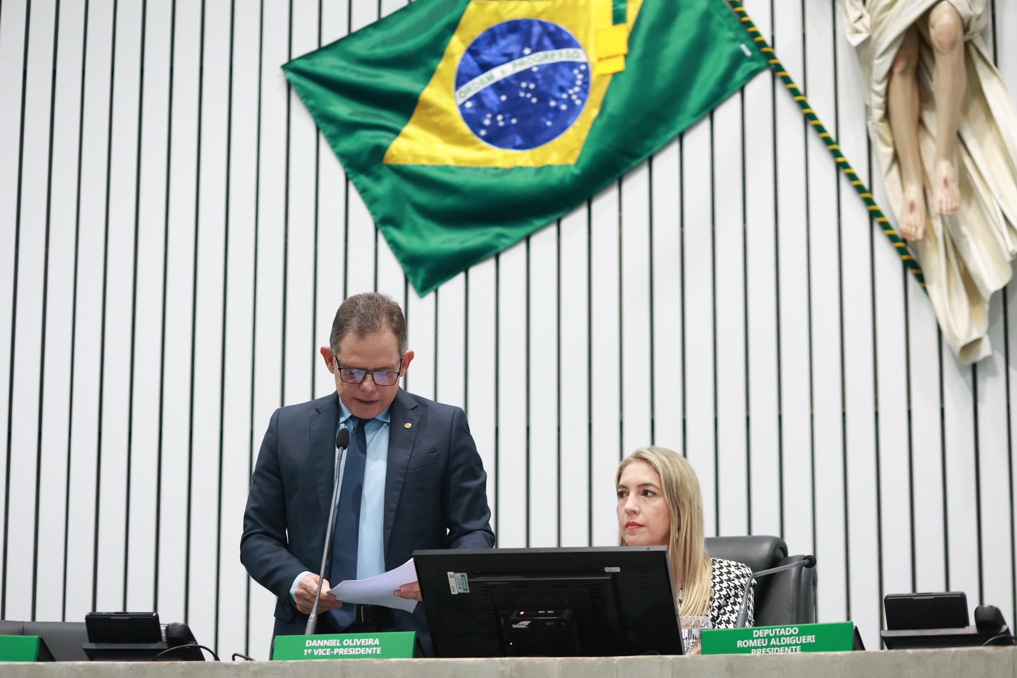 A leitura das matérias foi realizada pelo deputado Lucinildo Frota (PL)