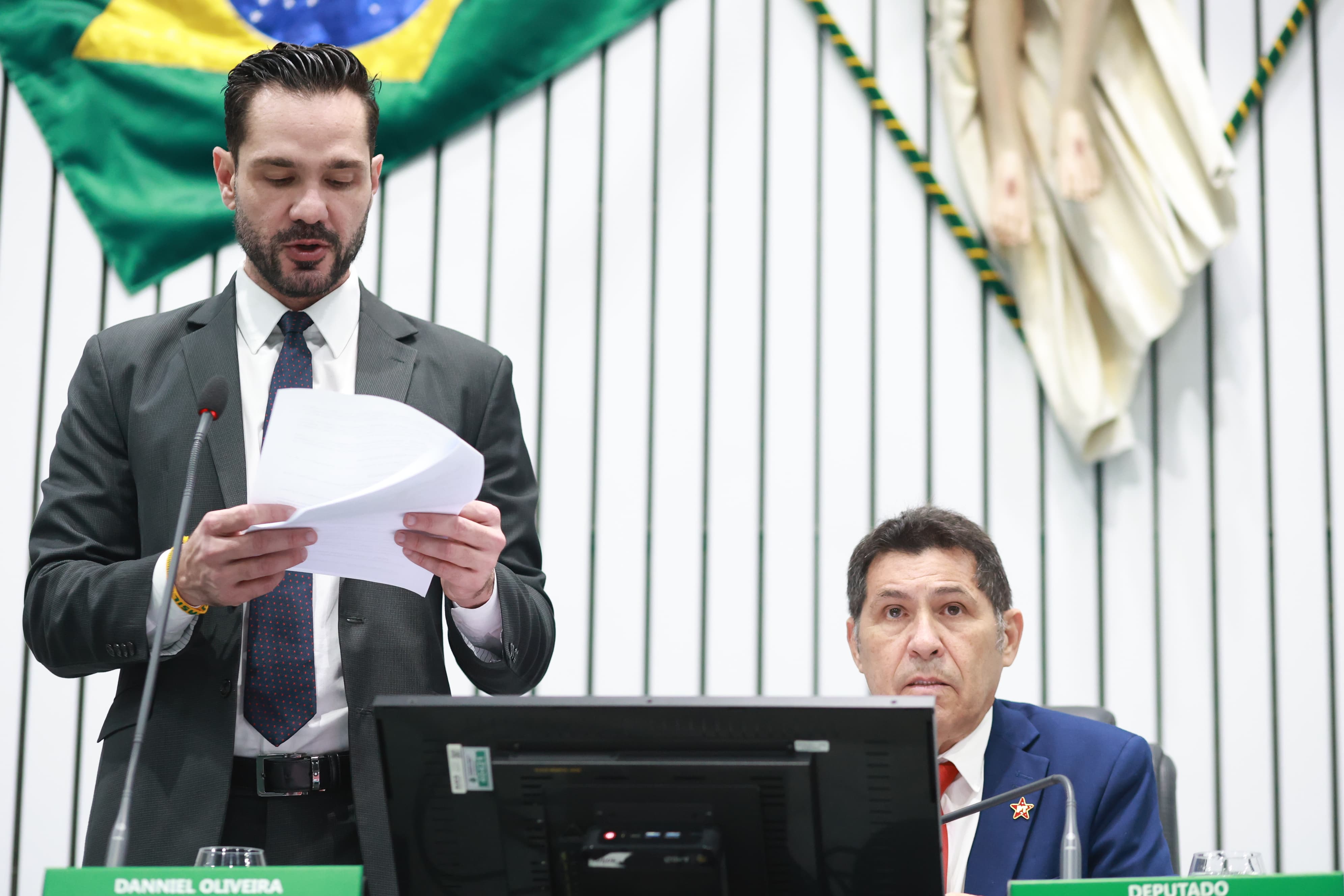 A leitura das matérias foi realizada pelo deputado Guilherme Bismarck (PSB)