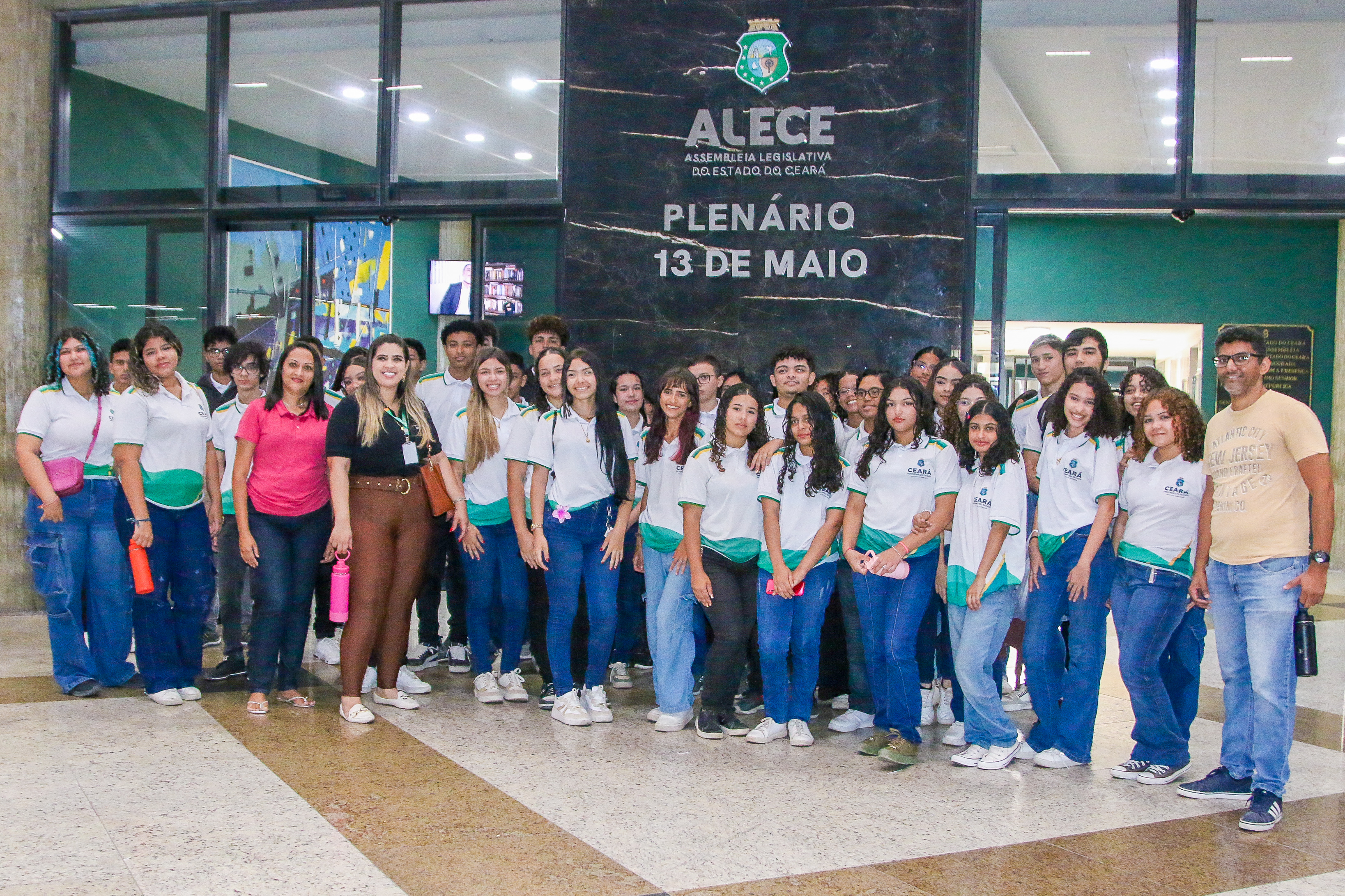 Alunos da Escola Giovane Granjeiro Pereira, em Maracanaú, em visita ao Parlamento