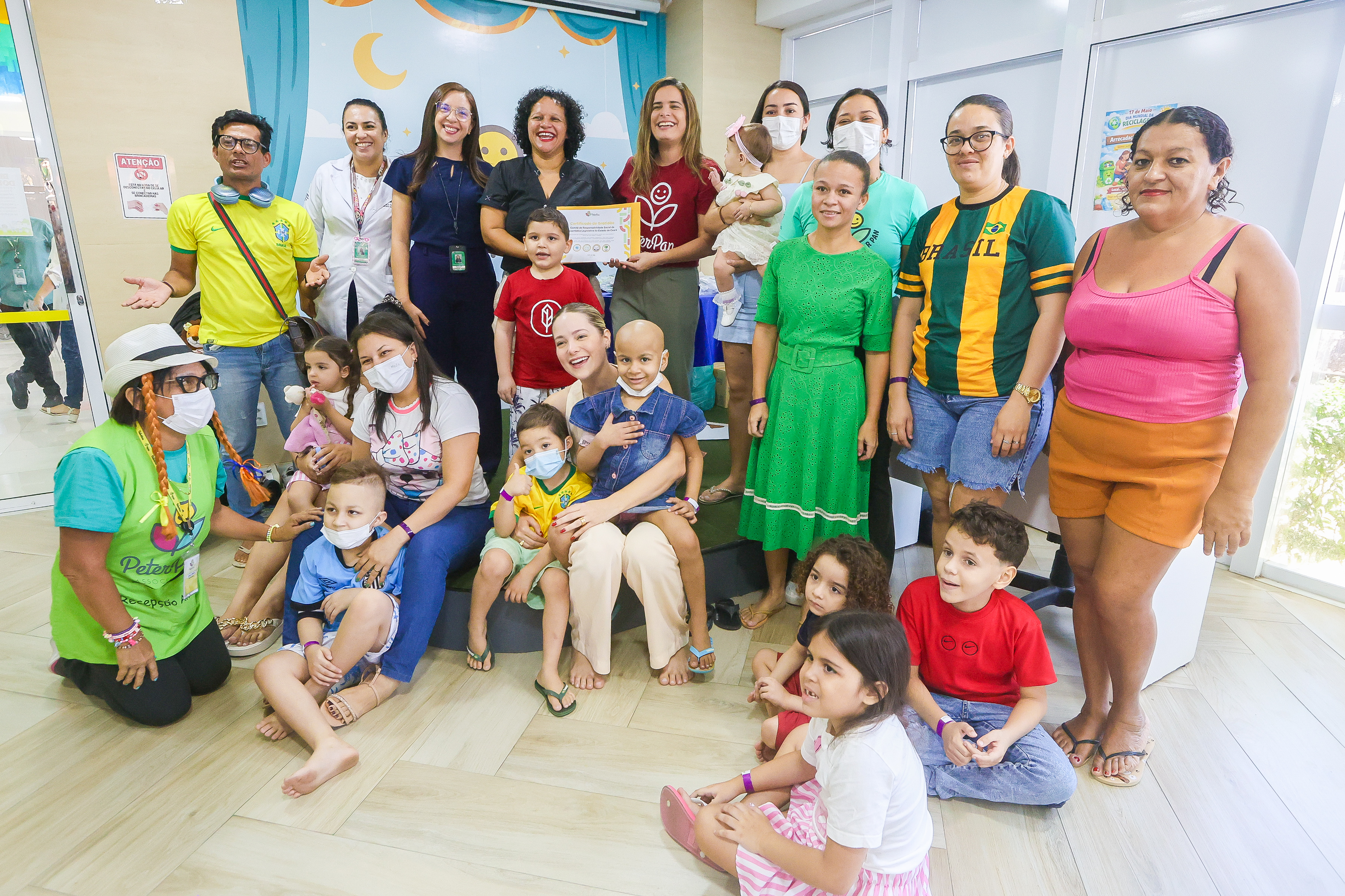 Alece doa 673 lenços e máscaras à Associação Peter Pan