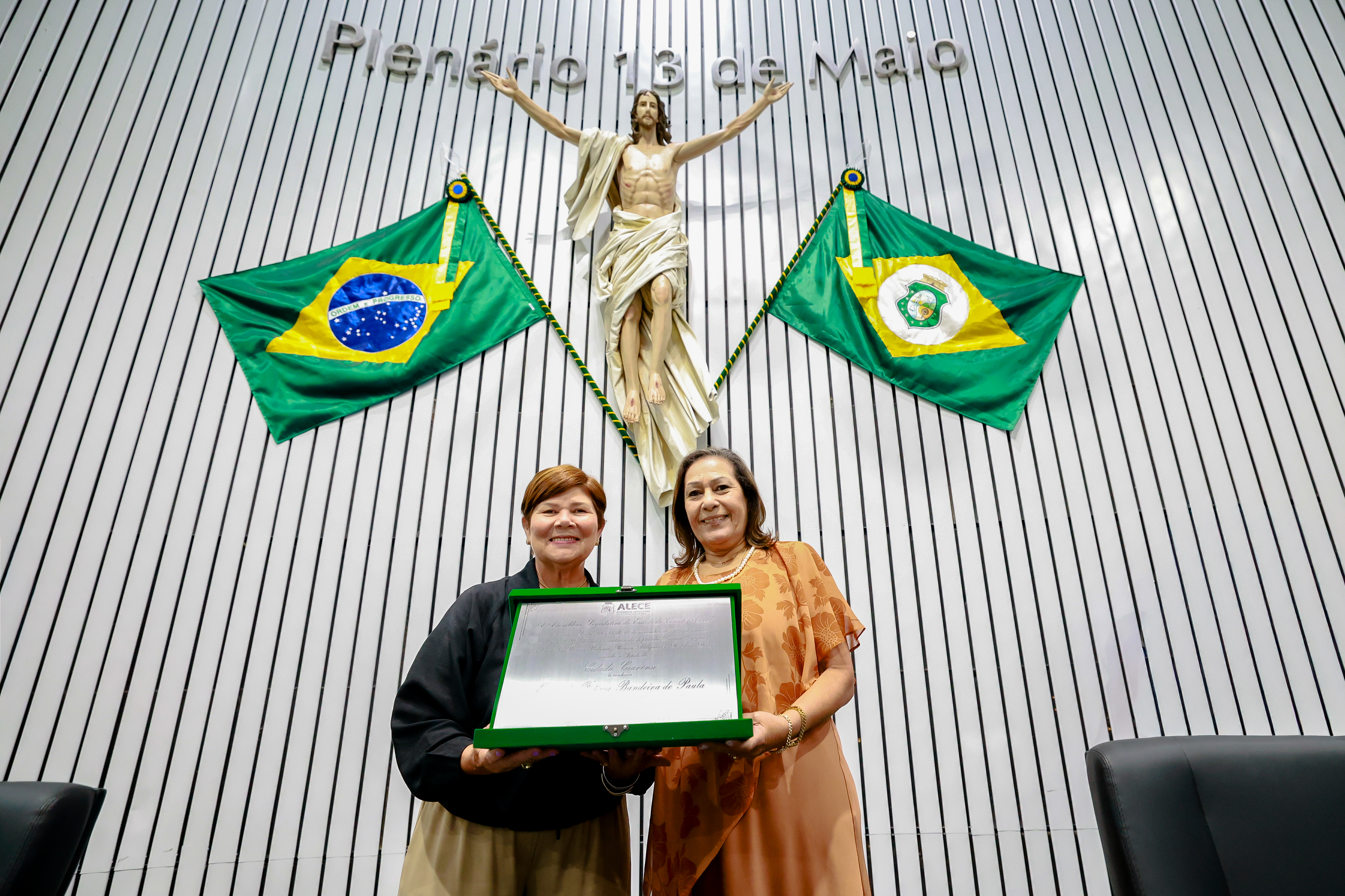 Fátima Bandeira recebe placa em reconhecimento da cidadania cearense das mãos da deputada Jô Farias