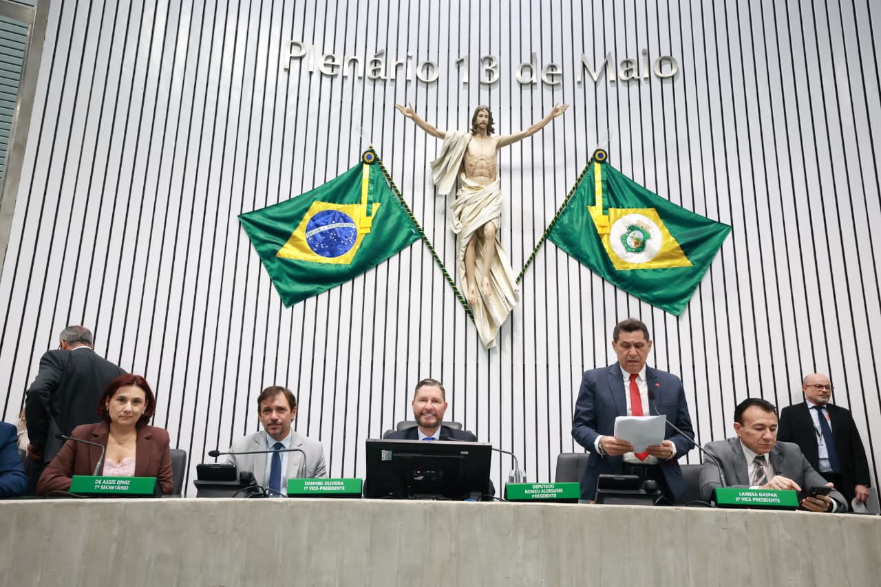 A leitura das matérias foi feita pelo deputado De Assis Diniz (PT)