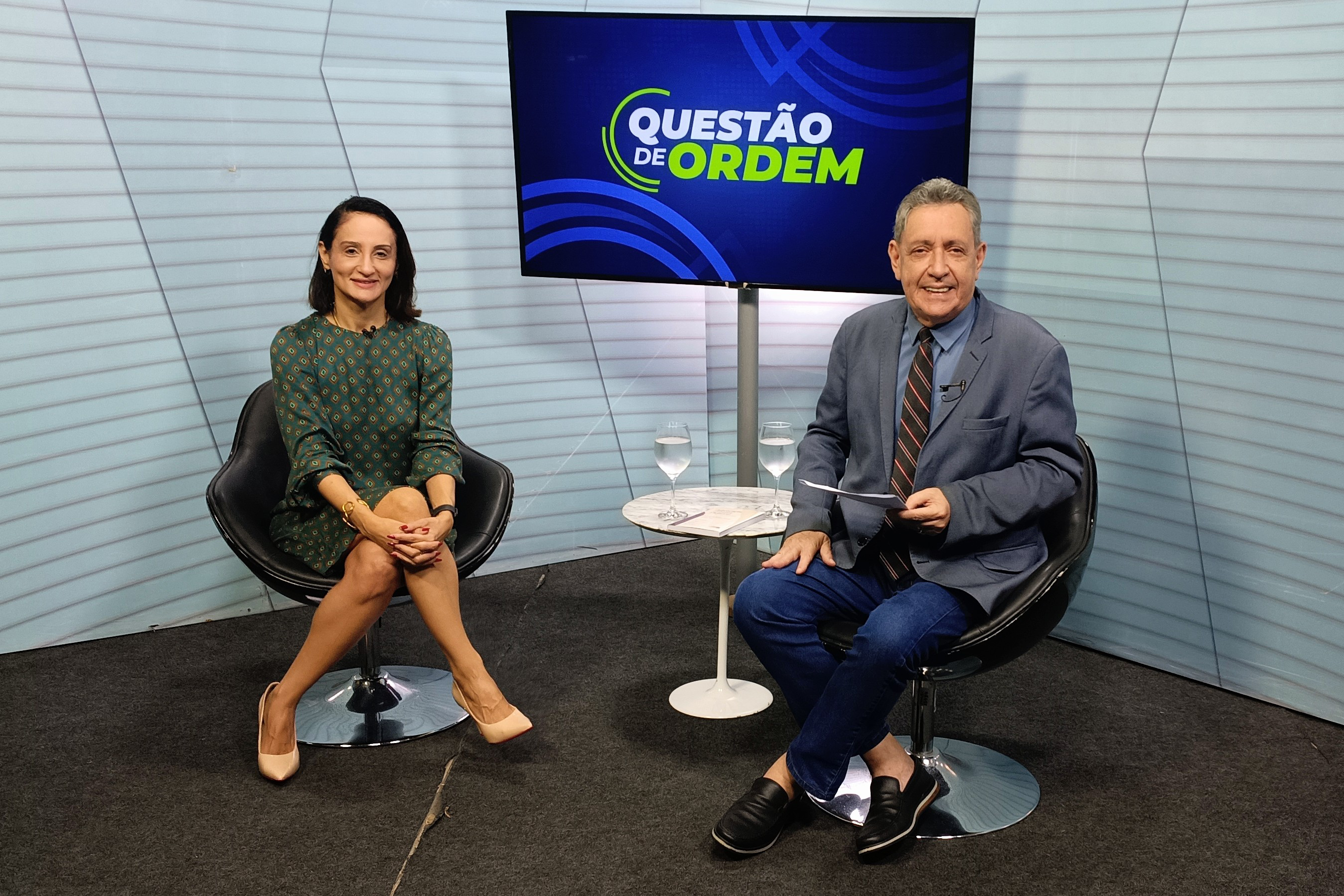 A advogada Clara Petrola (à esquerda) e o jornalista Renato Abreu (à direita))
