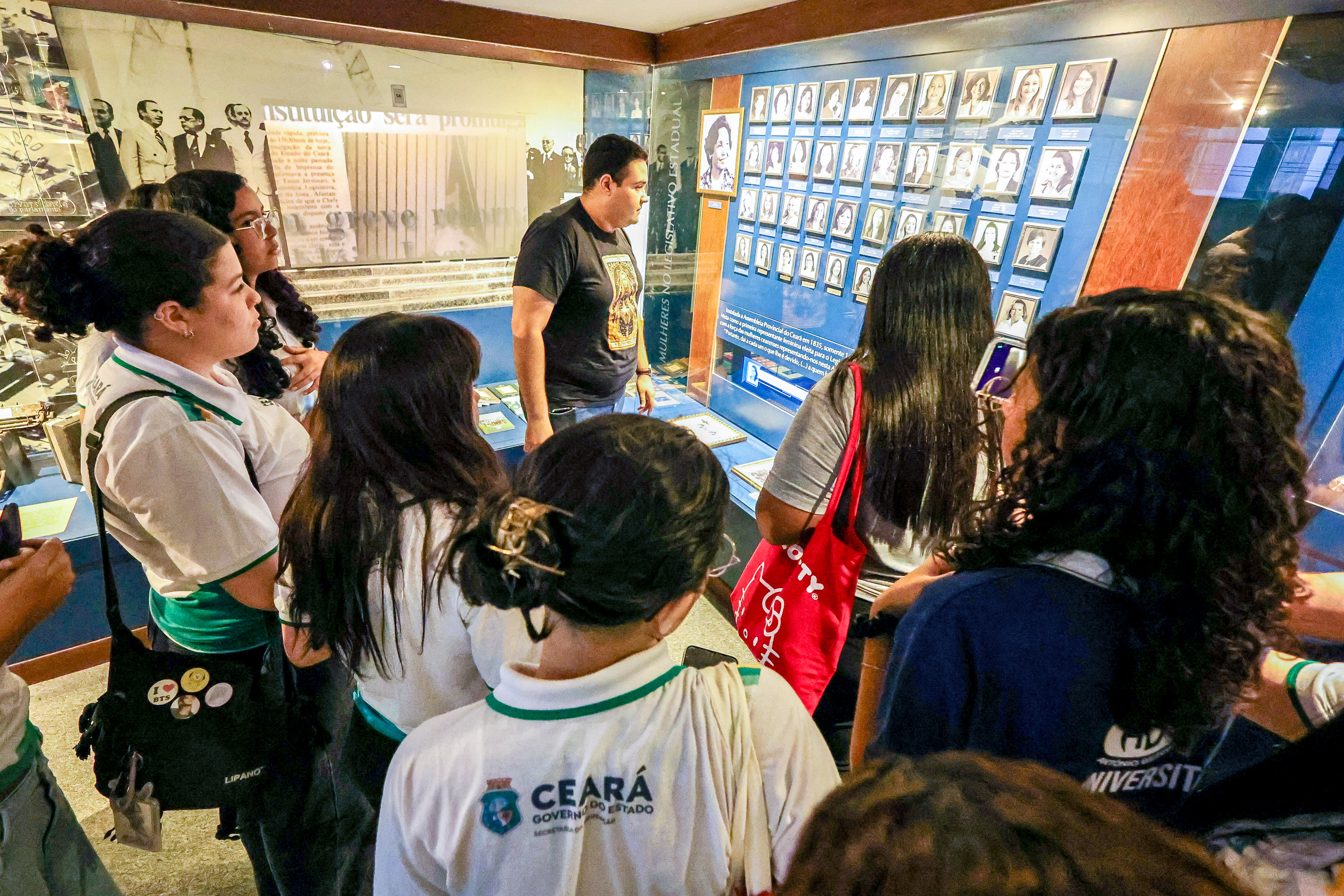 Estudantes da EEMTI Antônio Bezerra percorreram o memorial da Alece para conhecer a história do Legislativo cearense