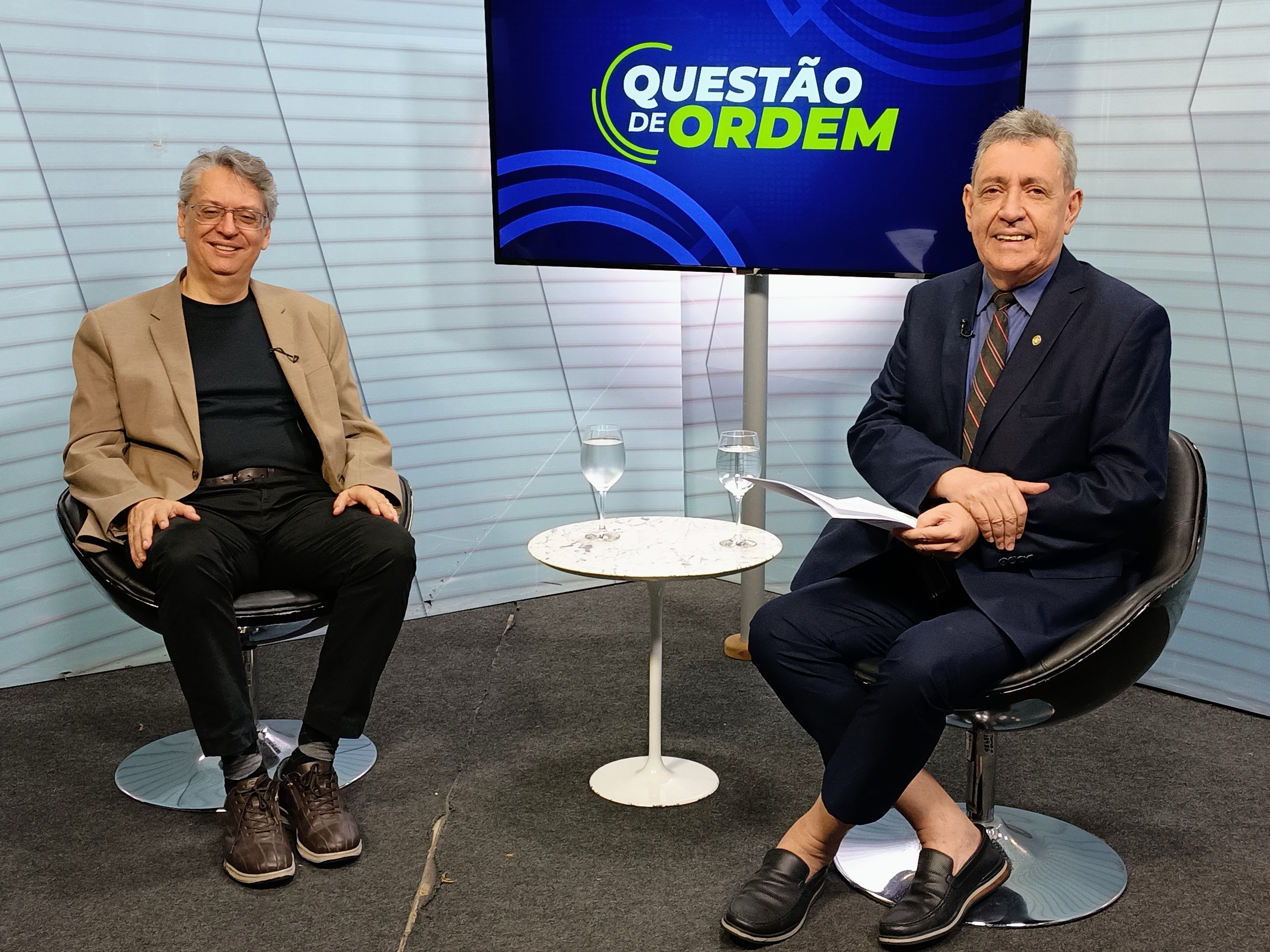 O presidente da Academia Cearense de Economia, Célio Fernando, (à esquerda) e o jornalista Renato Abreu (à direita)