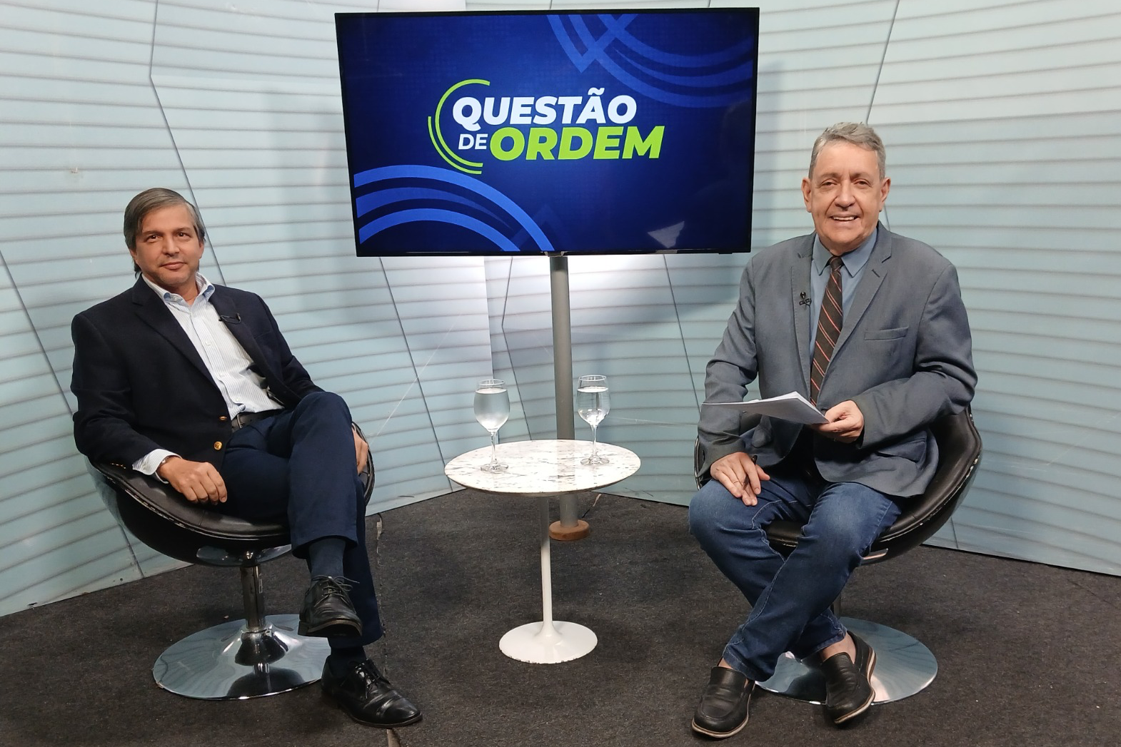 O diretor da Câmara Brasil Portugal no Ceará, Rômulo Alexandre Soares (à esquerda), e o jornalista Renato Abreu (à direita)