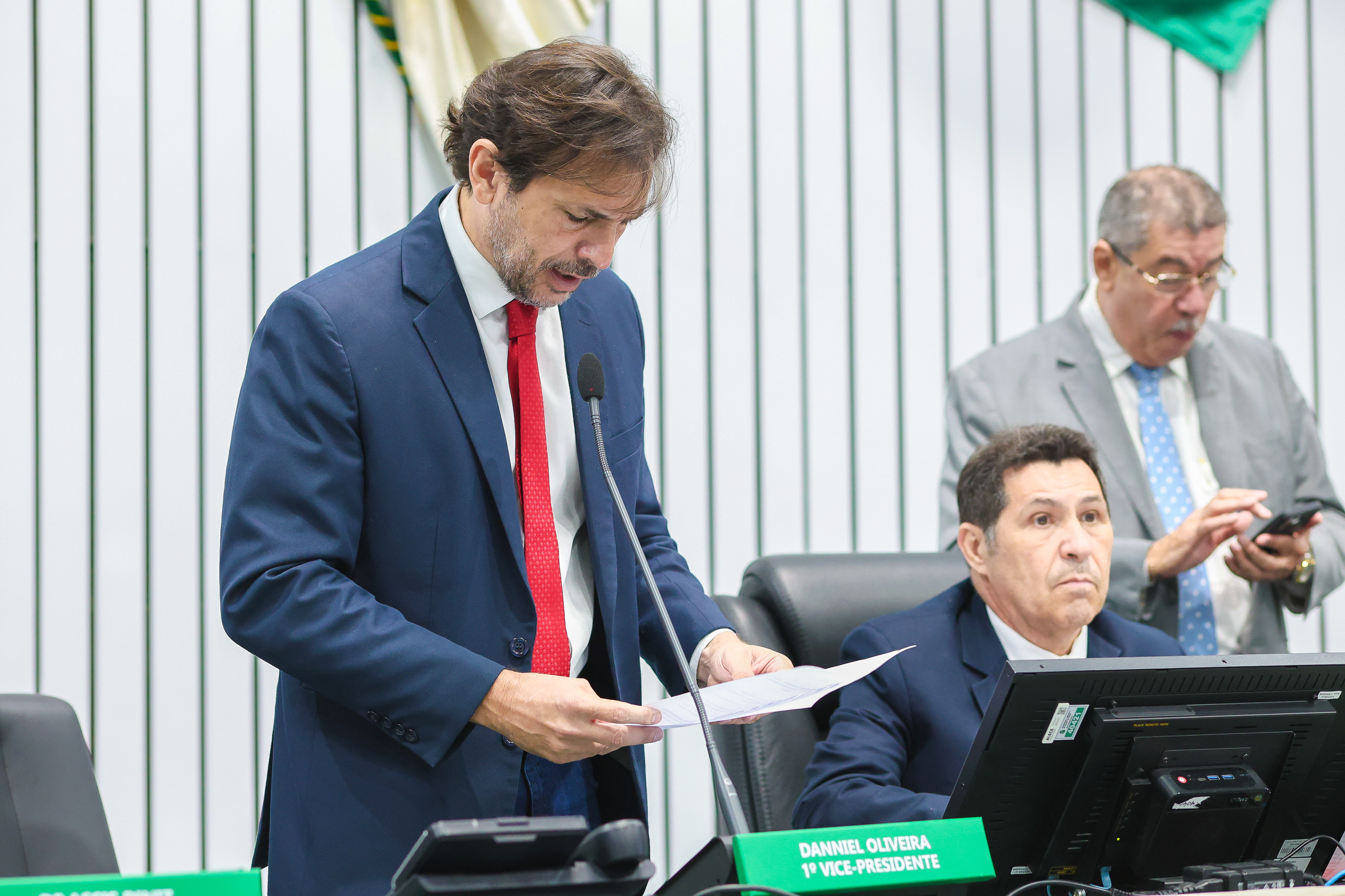 Assembleia aprova matérias de parlamentares e do Executivo na sessão desta terça