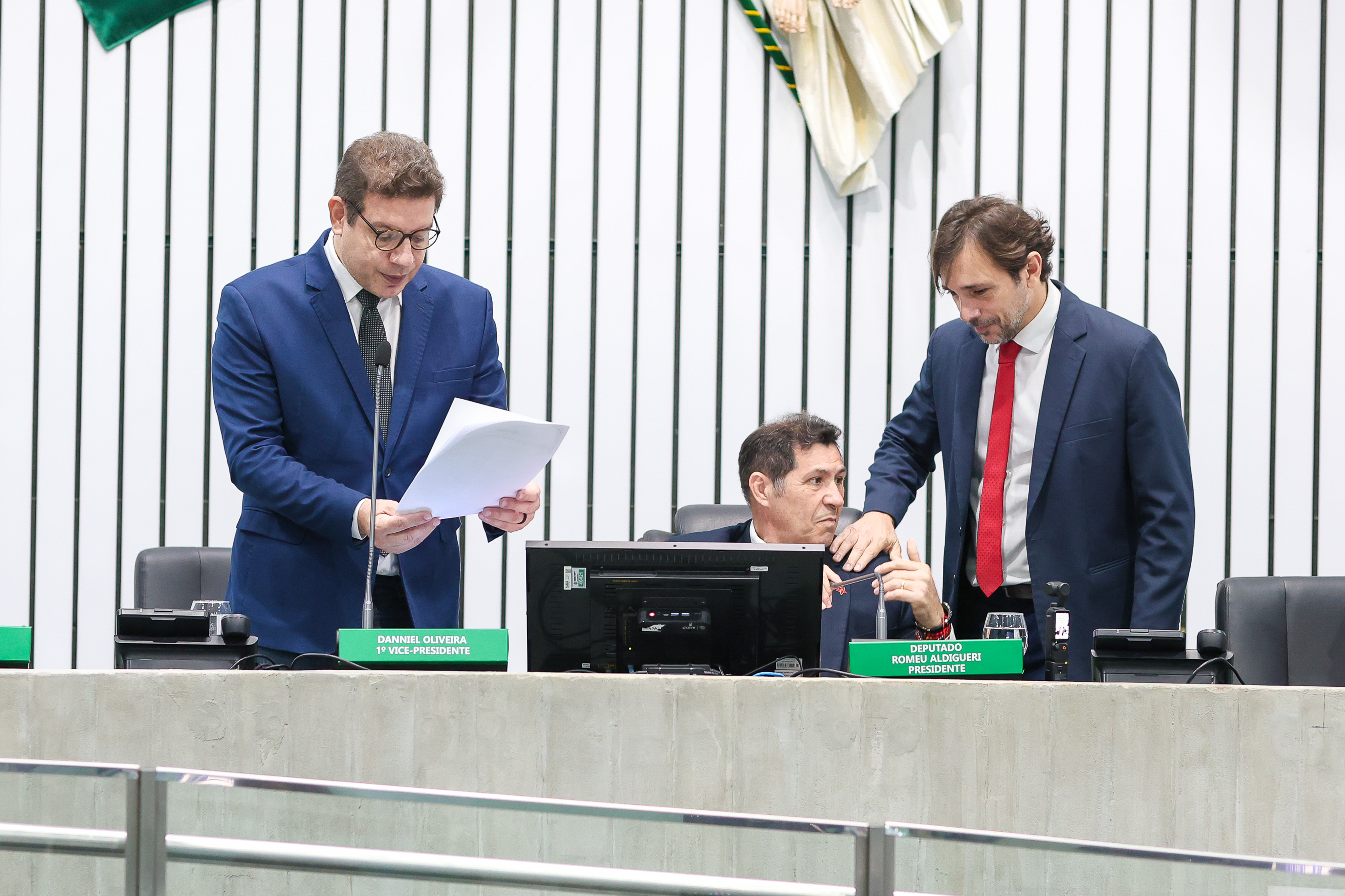 Alece inicia tramitação de 21 projetos nesta terça-feira