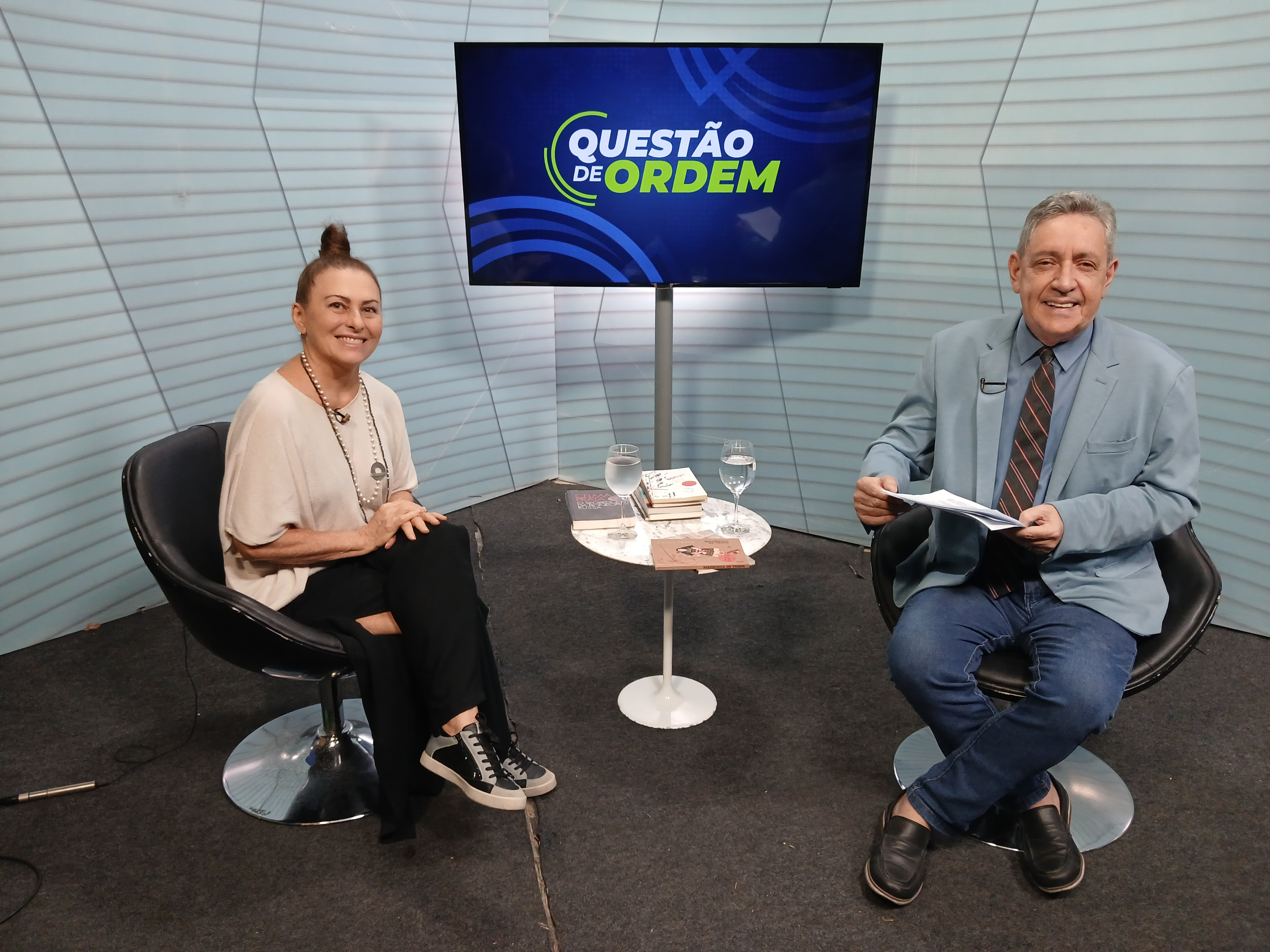 Concurso de poesia "Artur Eduardo Benevides" e livro “Madrinha de Tropa” são temas do Questão de Ordem