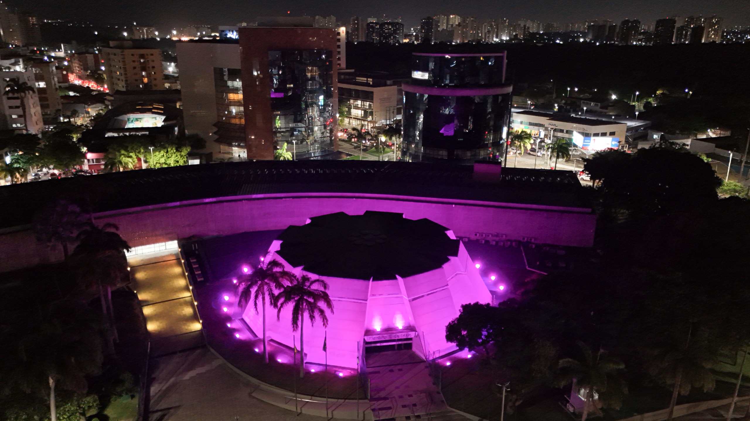 Plenário 13 de Maio iluminado em alusão à campanha Outubro Rosa