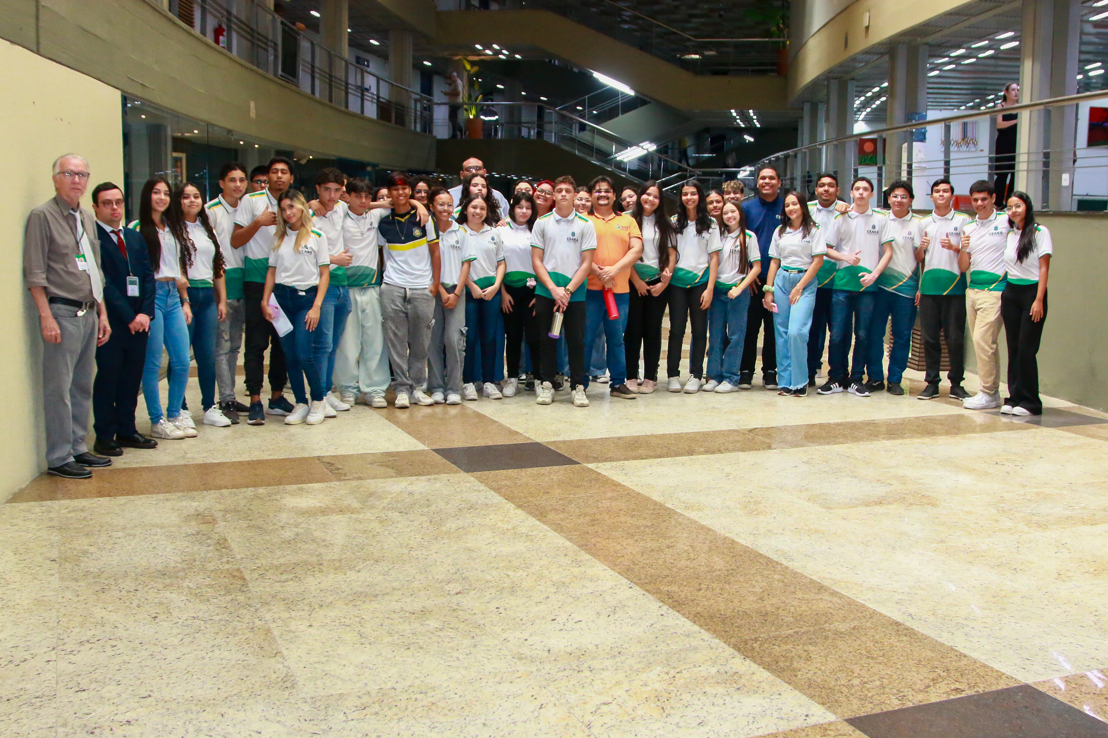 Alunos da EEMTI Perboyre e Silva, de Itaitinga.