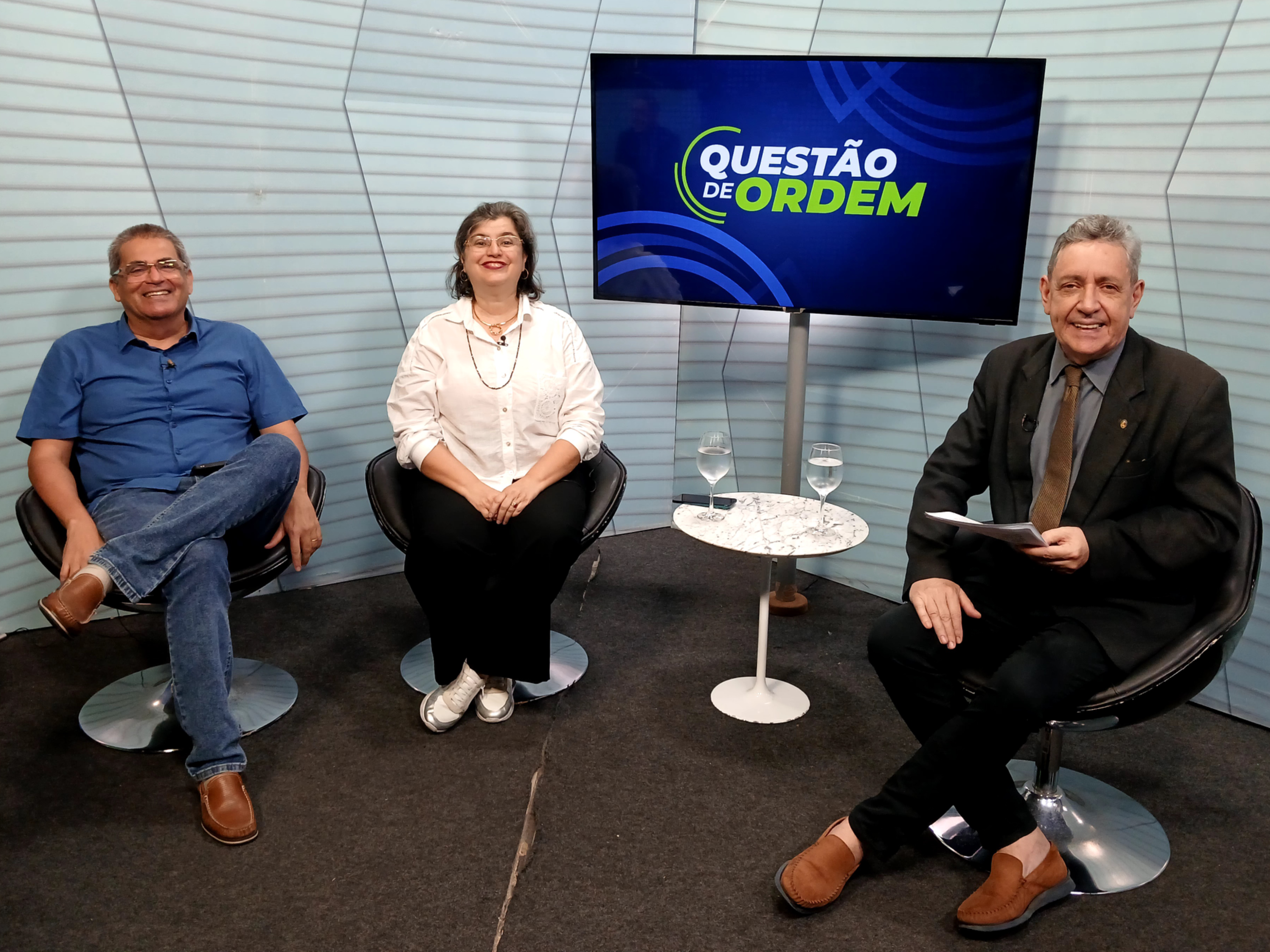 Os professores Carlos Américo (à esquerda) e Inês Castro (no centro) e o jornalista Renato Abreu