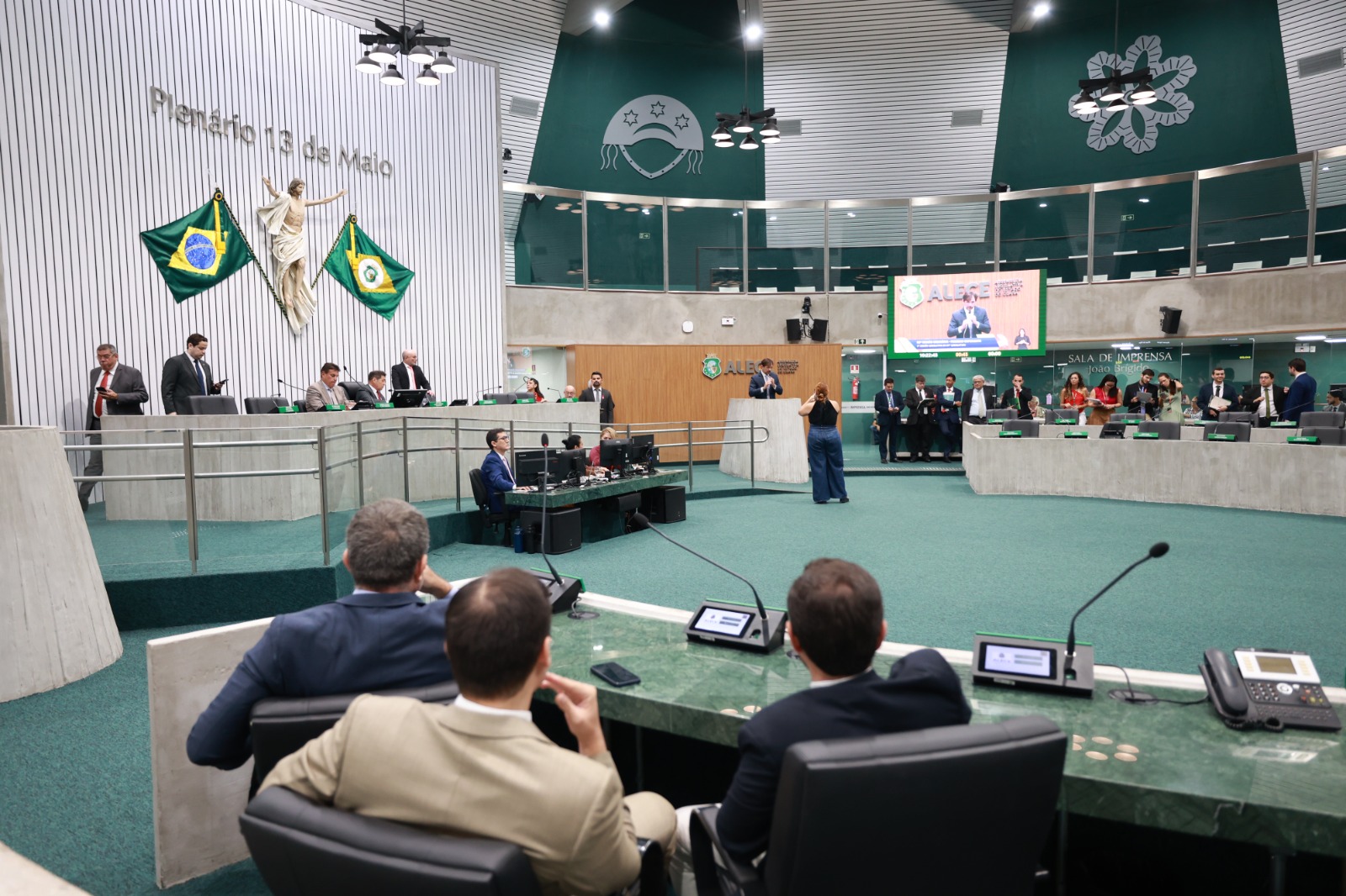 Parlamentares destacam descentralização do atendimento oncológico e preservação da democracia