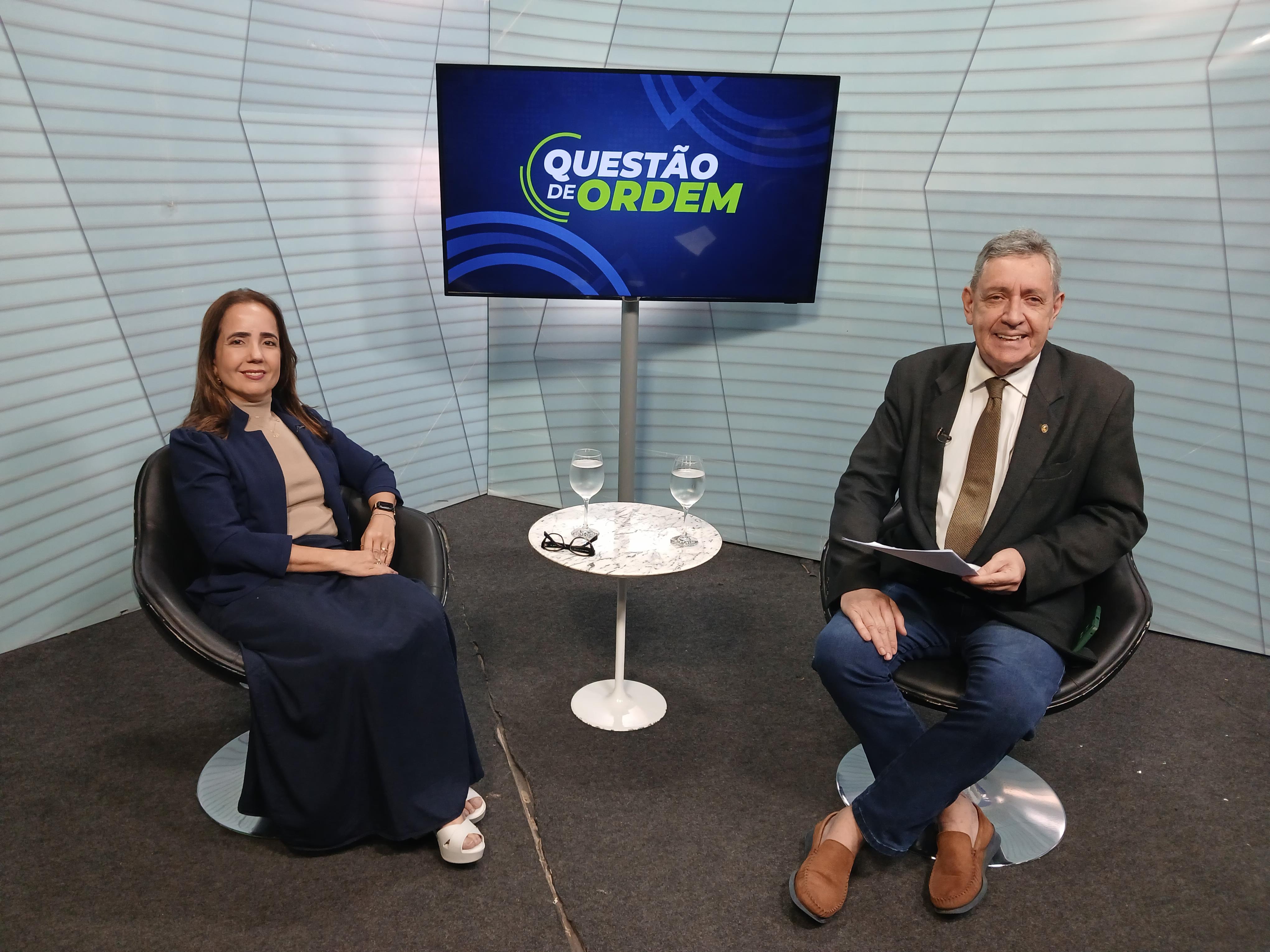 A contadora Adriana Queiroz (à esquerda) e o jornalista Renato Abreu (à direita)