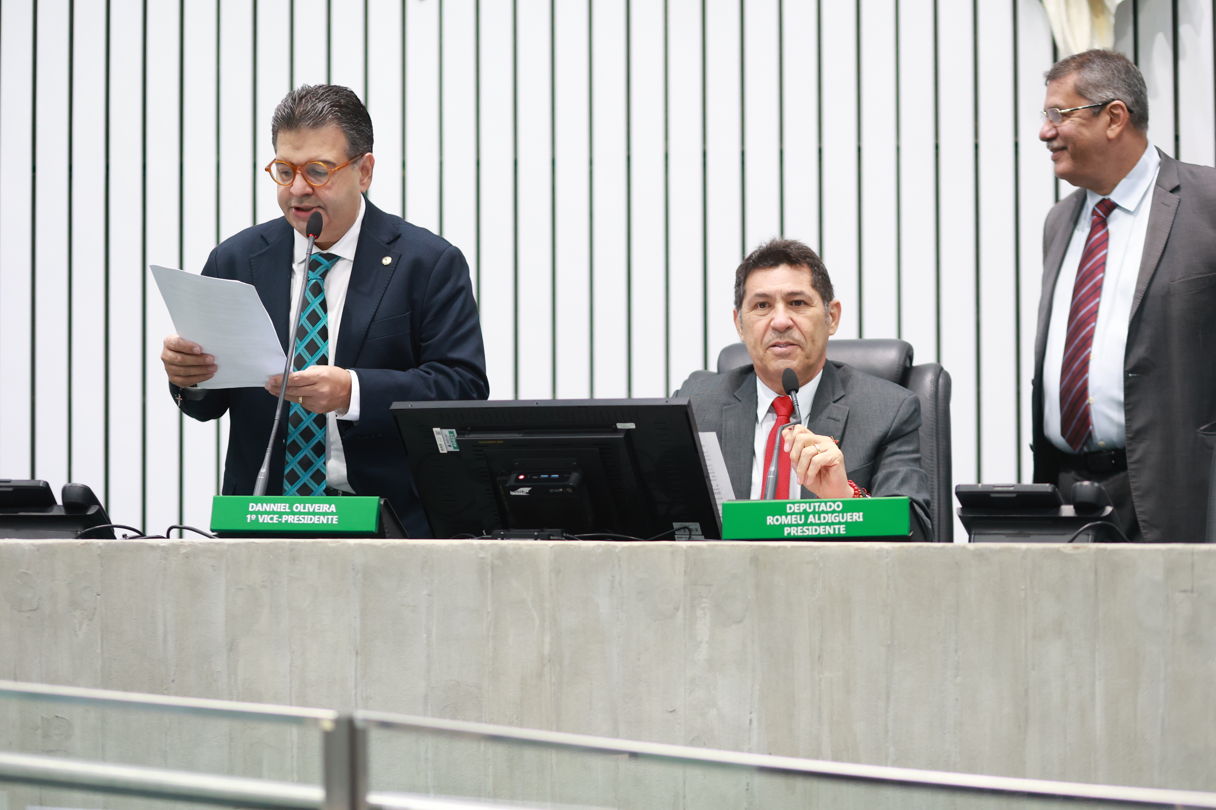 A leitura das matérias foi realizada pelo deputado Felipe Mota (PSDB)