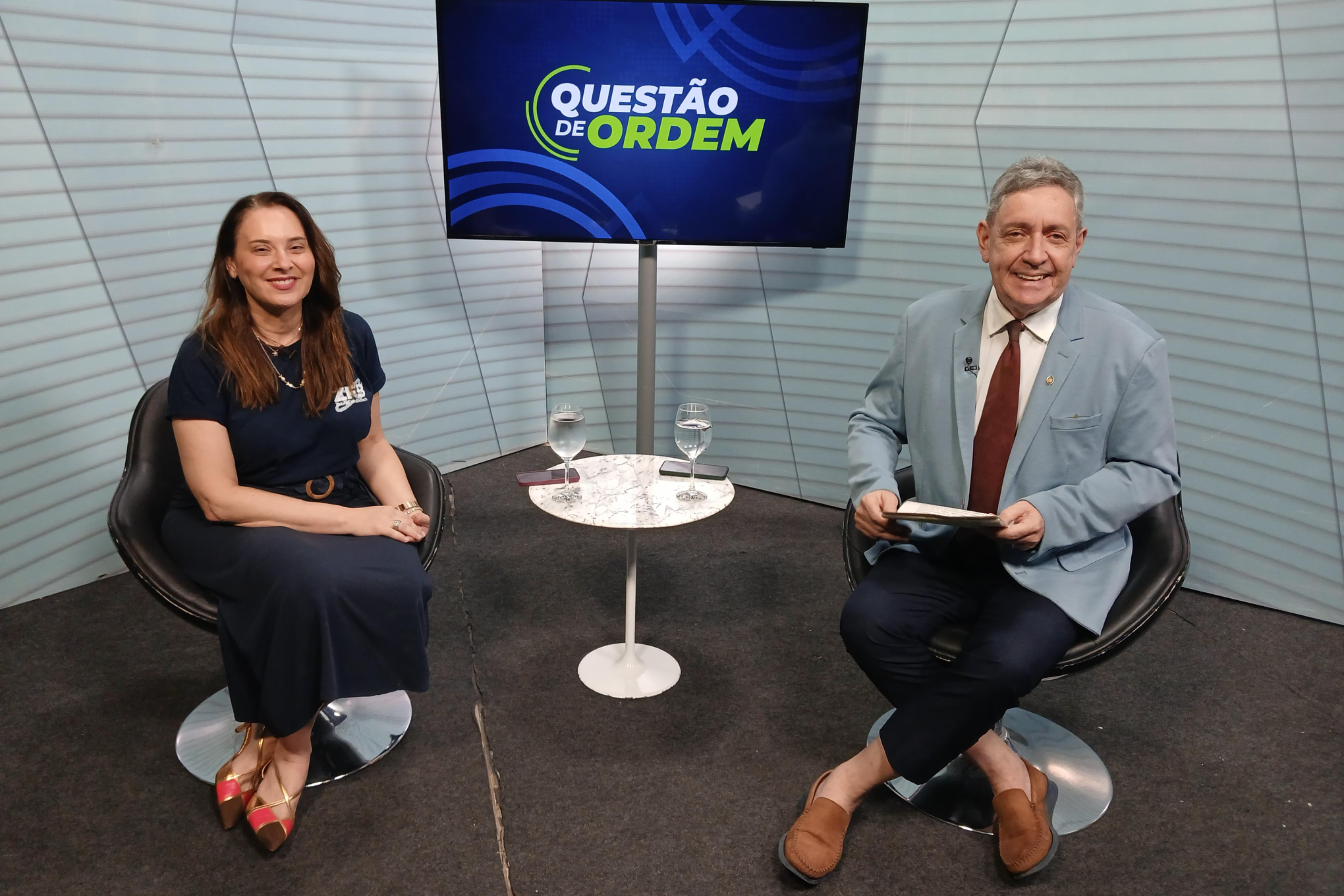 A professora Adriana Rolim (à esquerda) e o jornalista Renato Abreu (à direita)