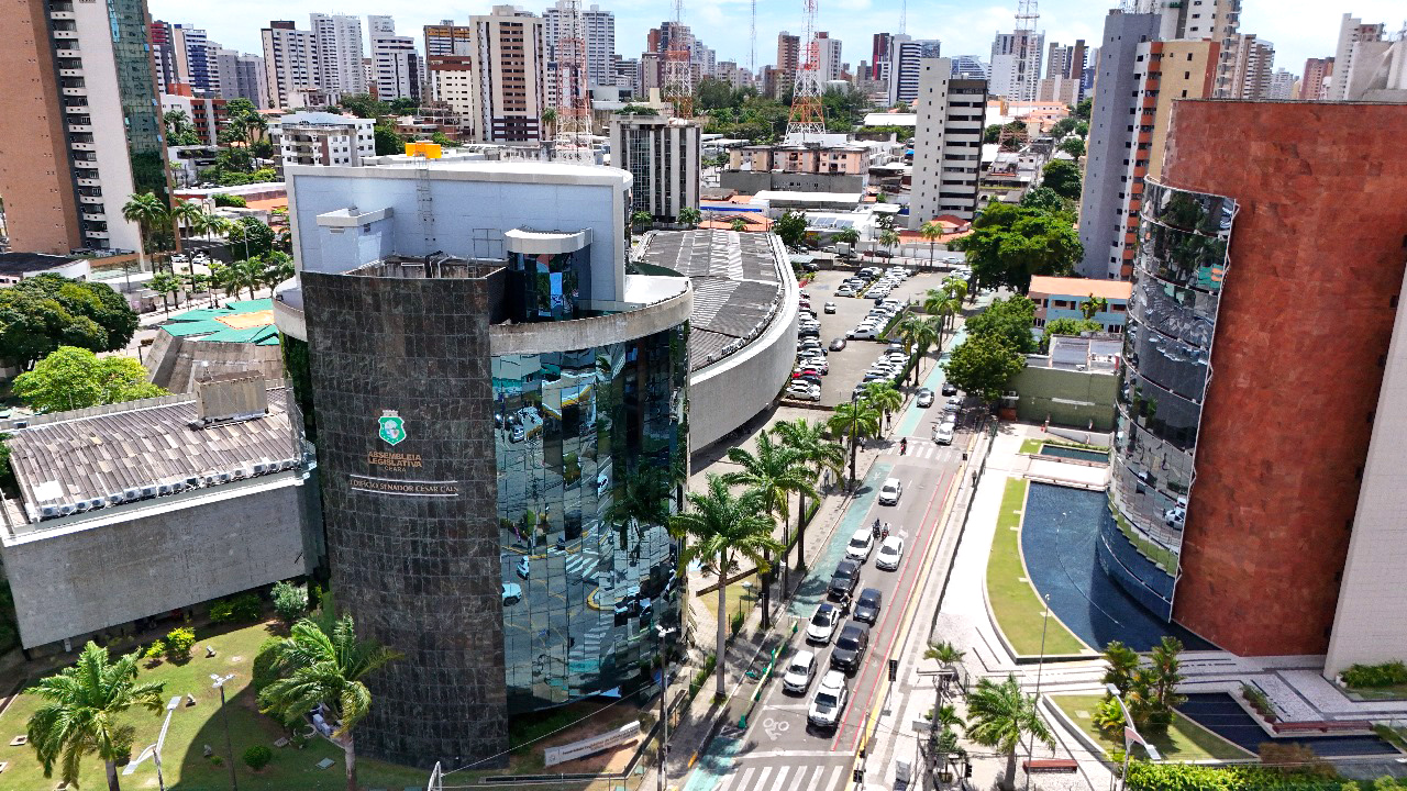 Alece anuncia ponto facultativo do Dia do Servidor Público para essa sexta-feira