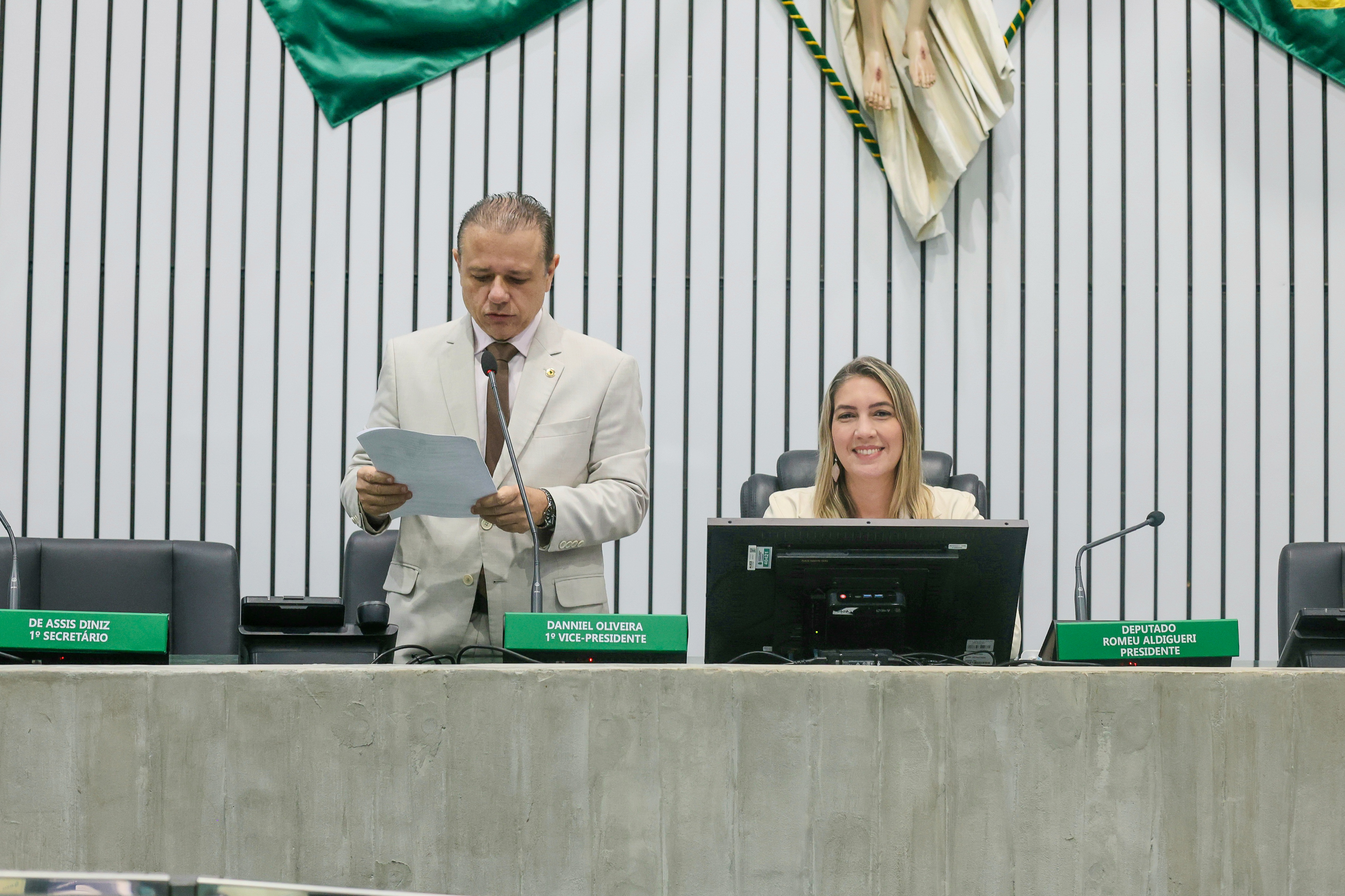 A leitura das matérias foi feita pelo deputado Cláudio Pinho (PSDB)
