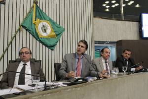 Deputados sabatinam Camilo Santana durante visita do secretário à AL