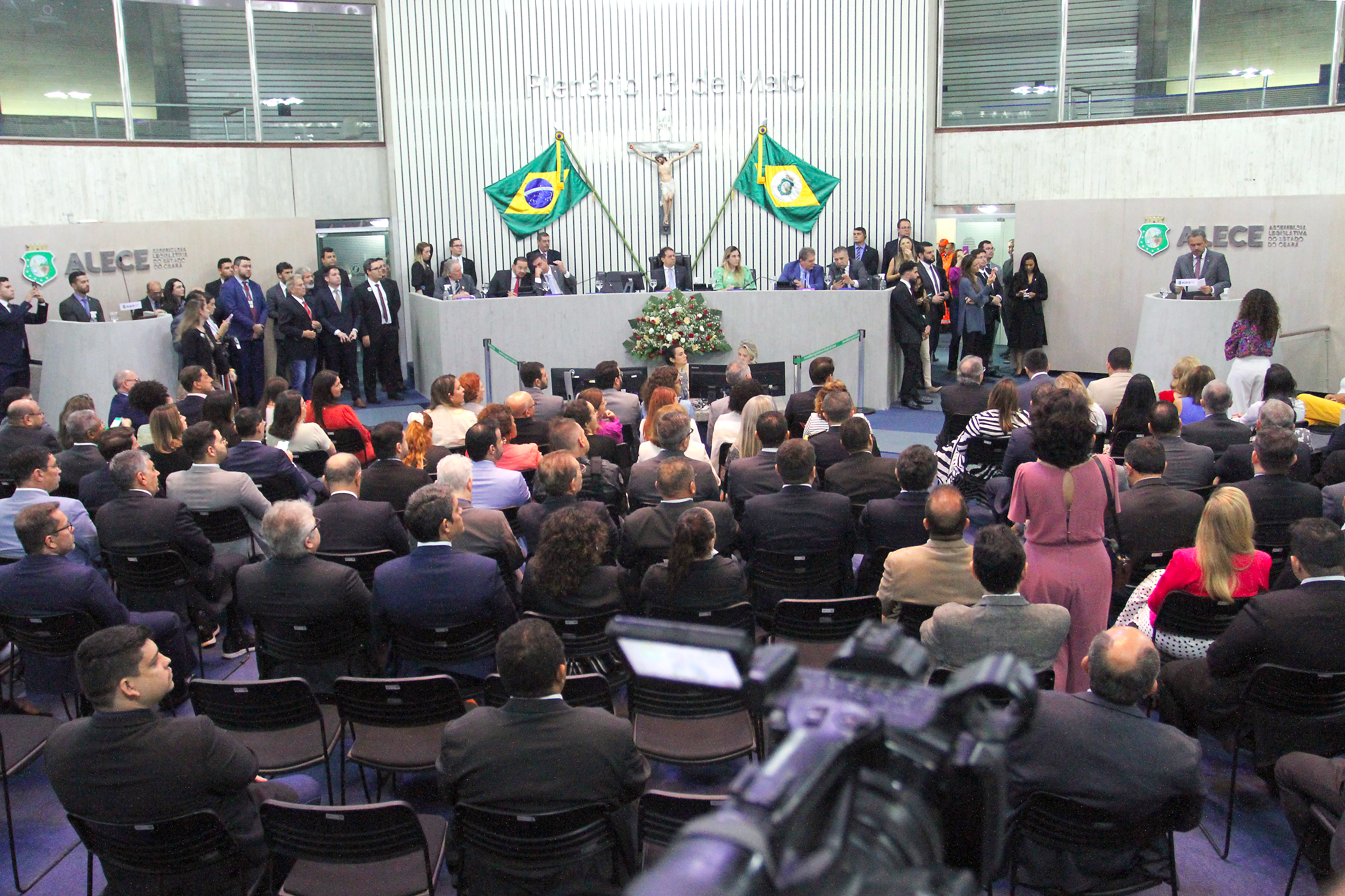 Parlamentares apontam expectativas sobre governo de Elmano de Freitas em solenidade na Alece