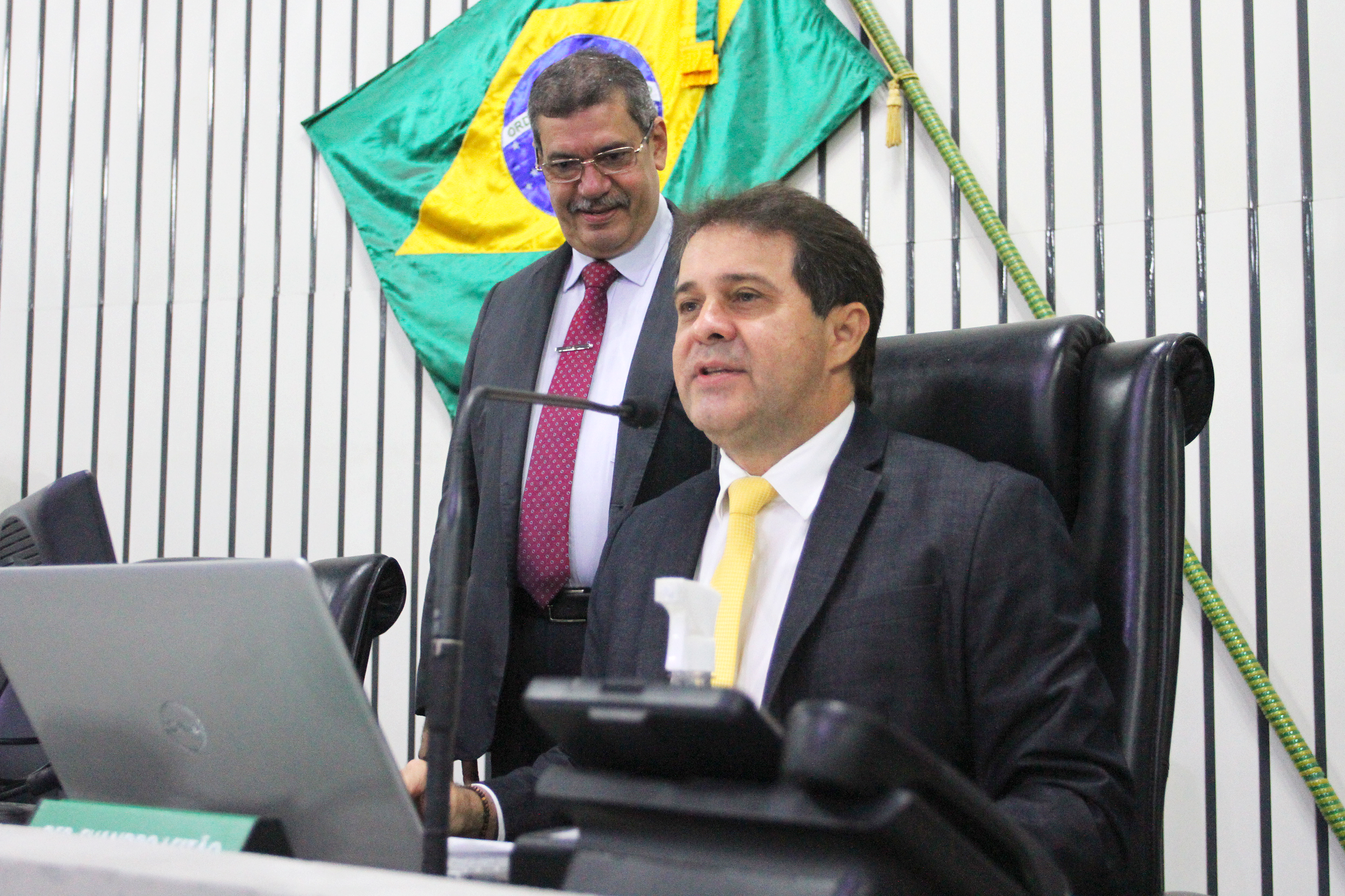 Legenda: Presidente Evandro Leitão na abertura sessão plenária