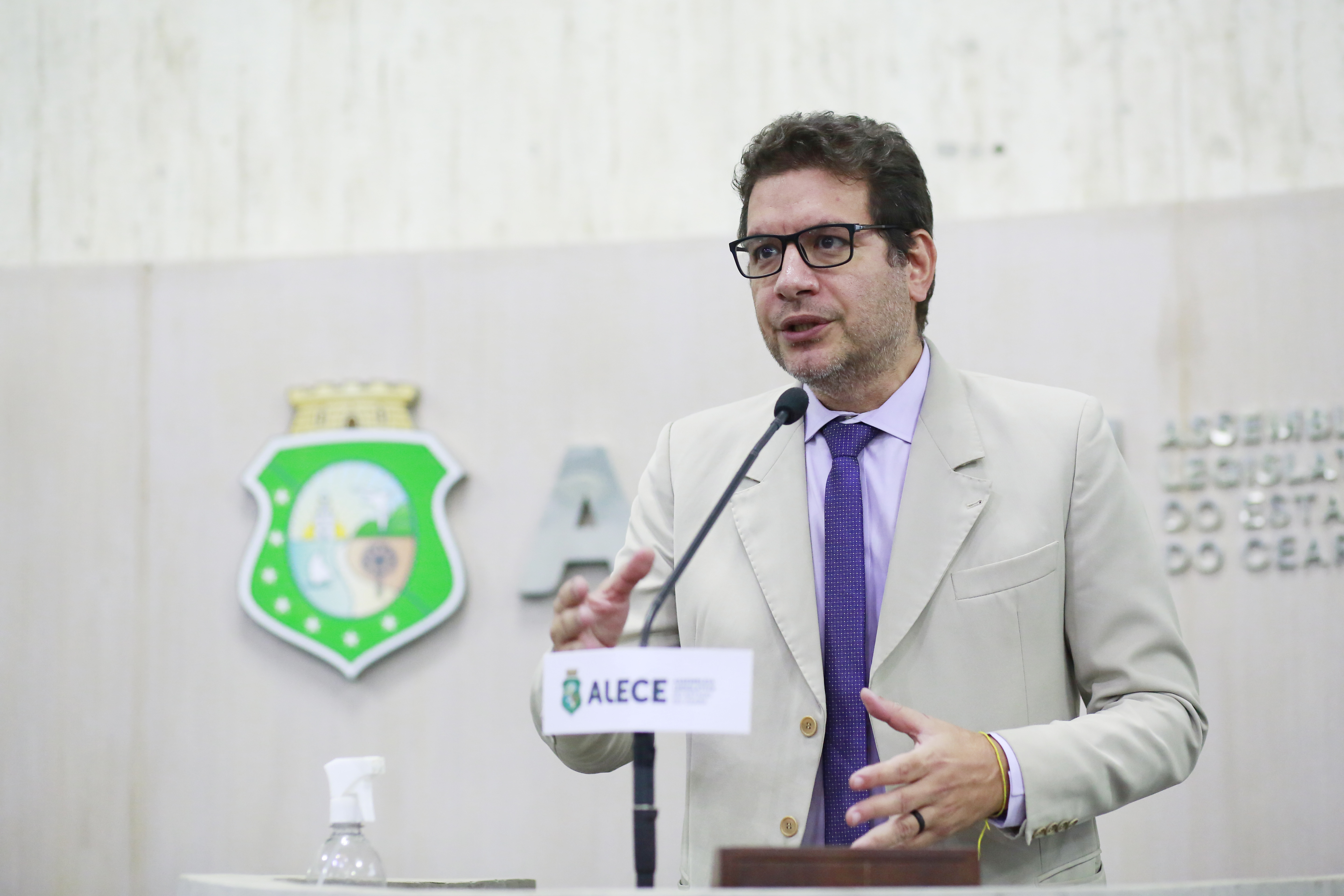 Roseno sugere reajuste de bolsas de estudo da Funcap pelo Governo do Estado