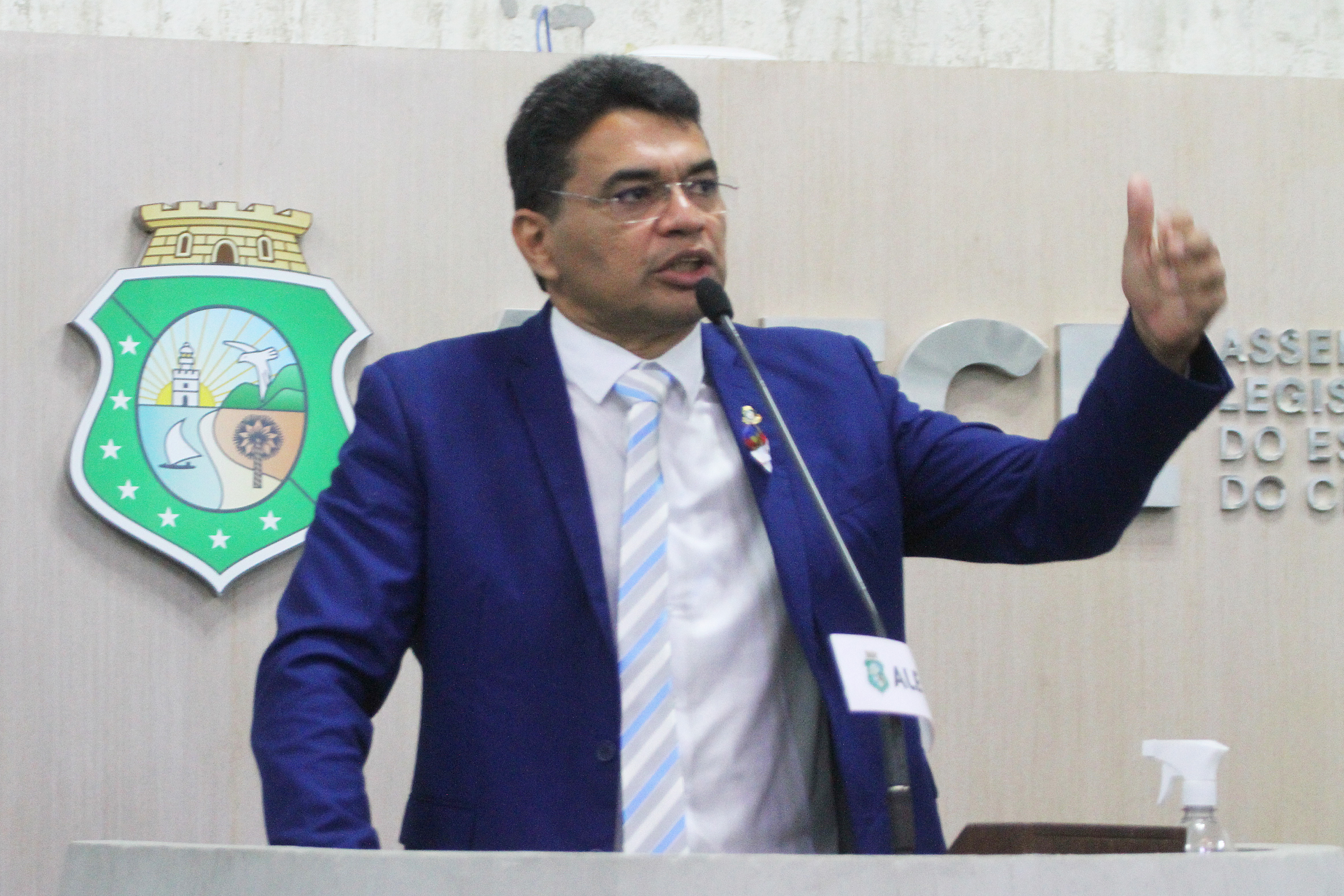 Sargento Reginauro questiona Estado sobre cobrança para uniforme estudantil