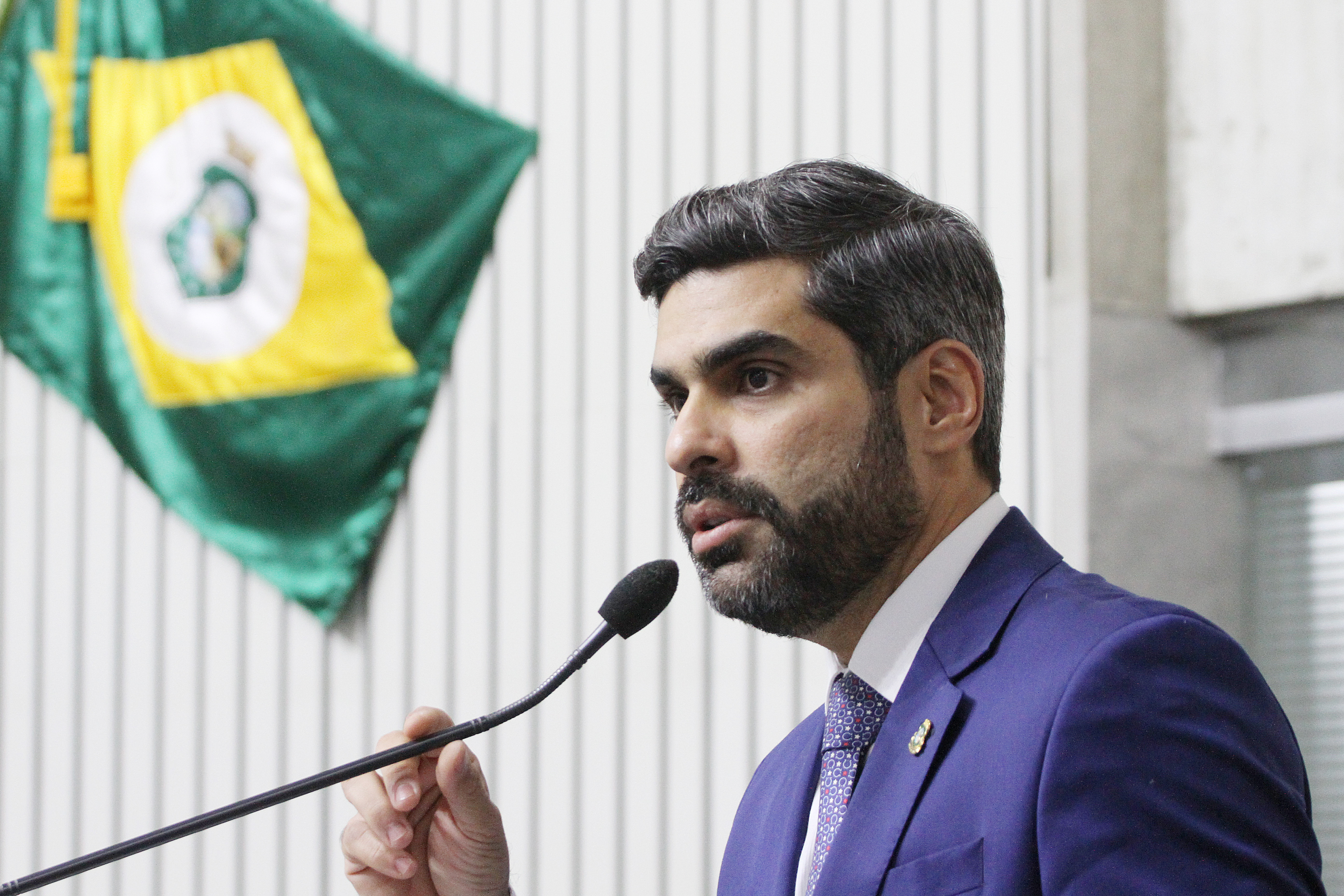Queiroz Filho cobra implantação do piso salarial do magistério no Ceará