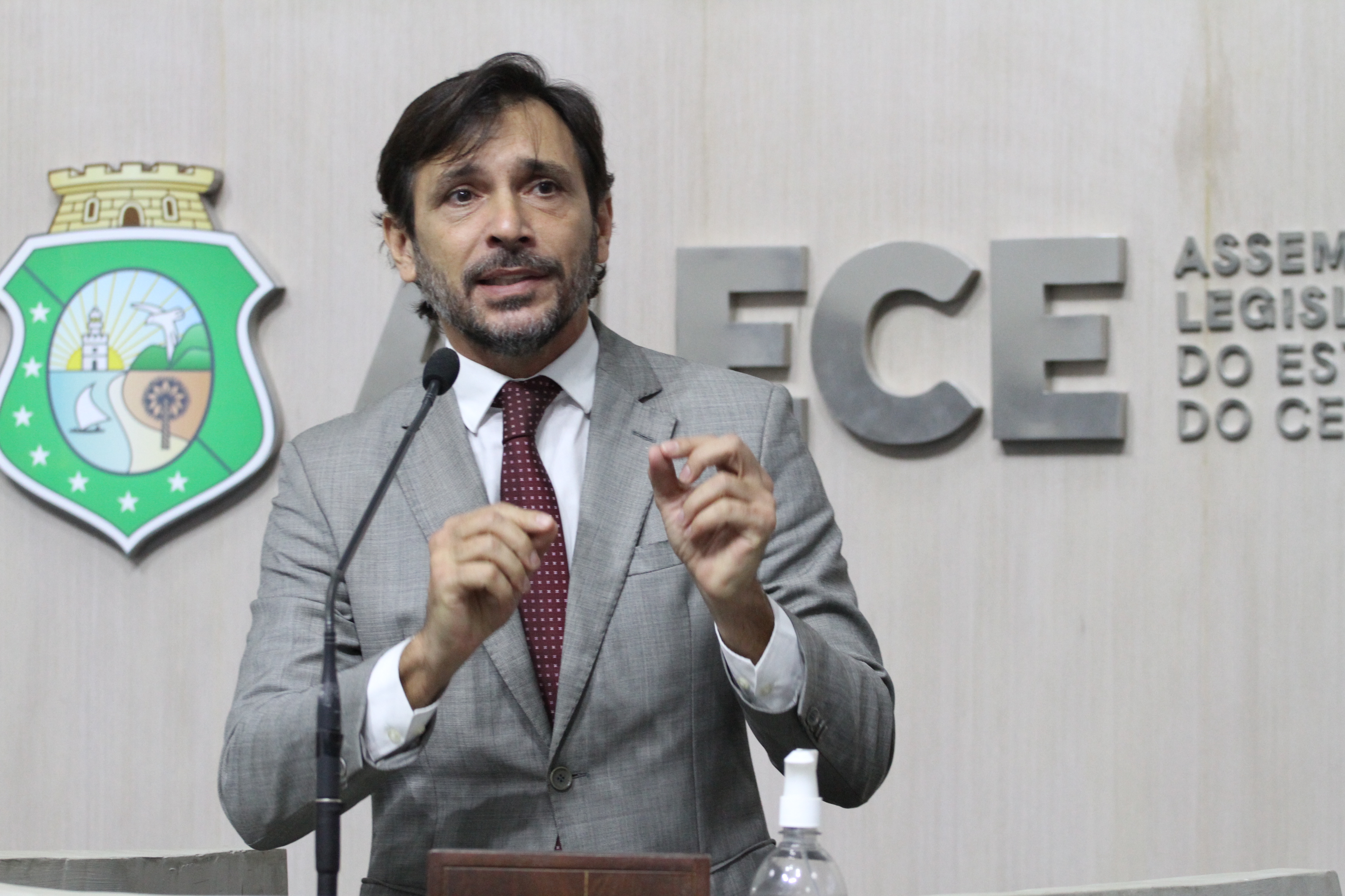 Guilherme Sampaio questiona fiscalização a vendedores ambulantes dos terminais