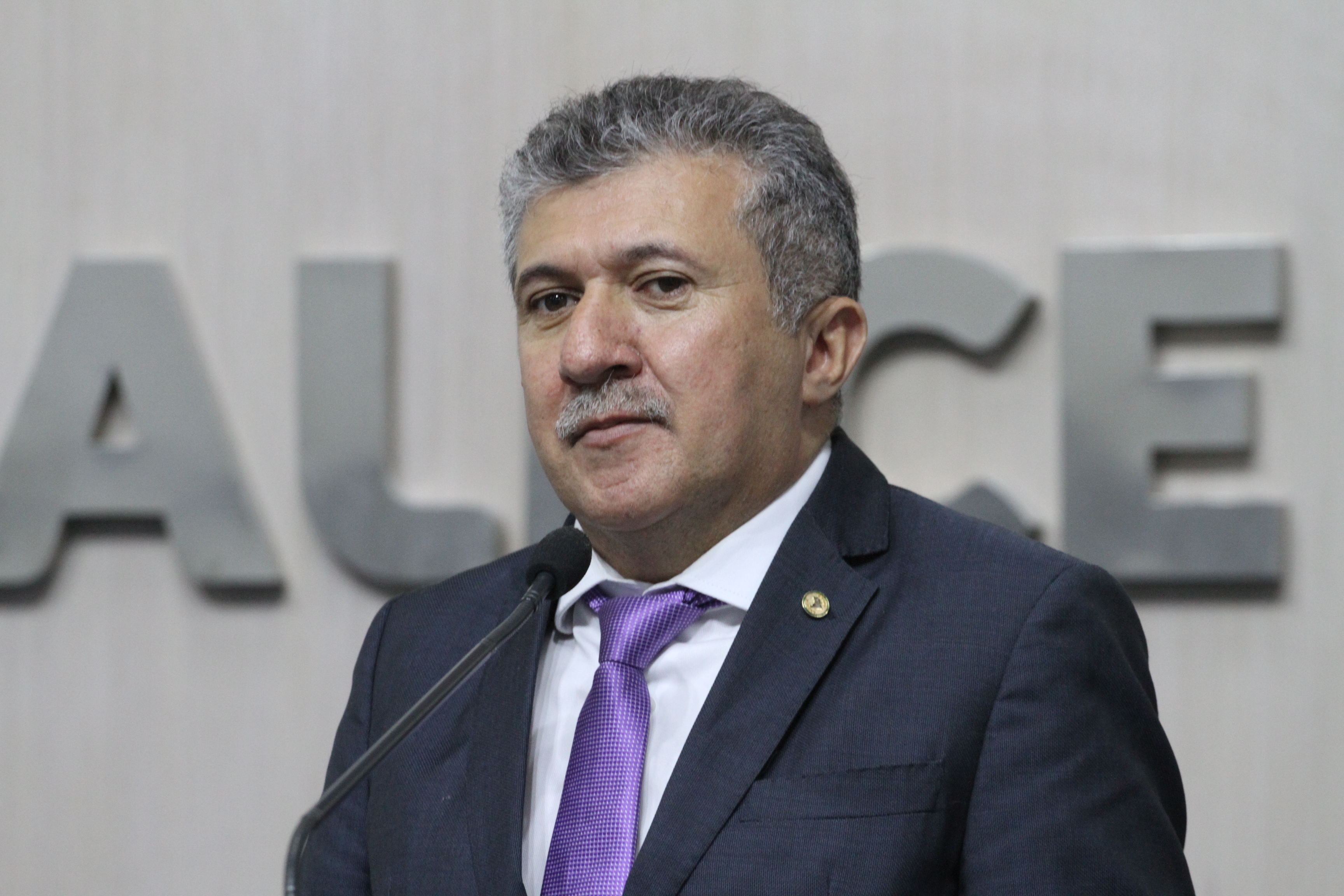 Antônio Henrique critica venda de fardamento em escolas estaduais