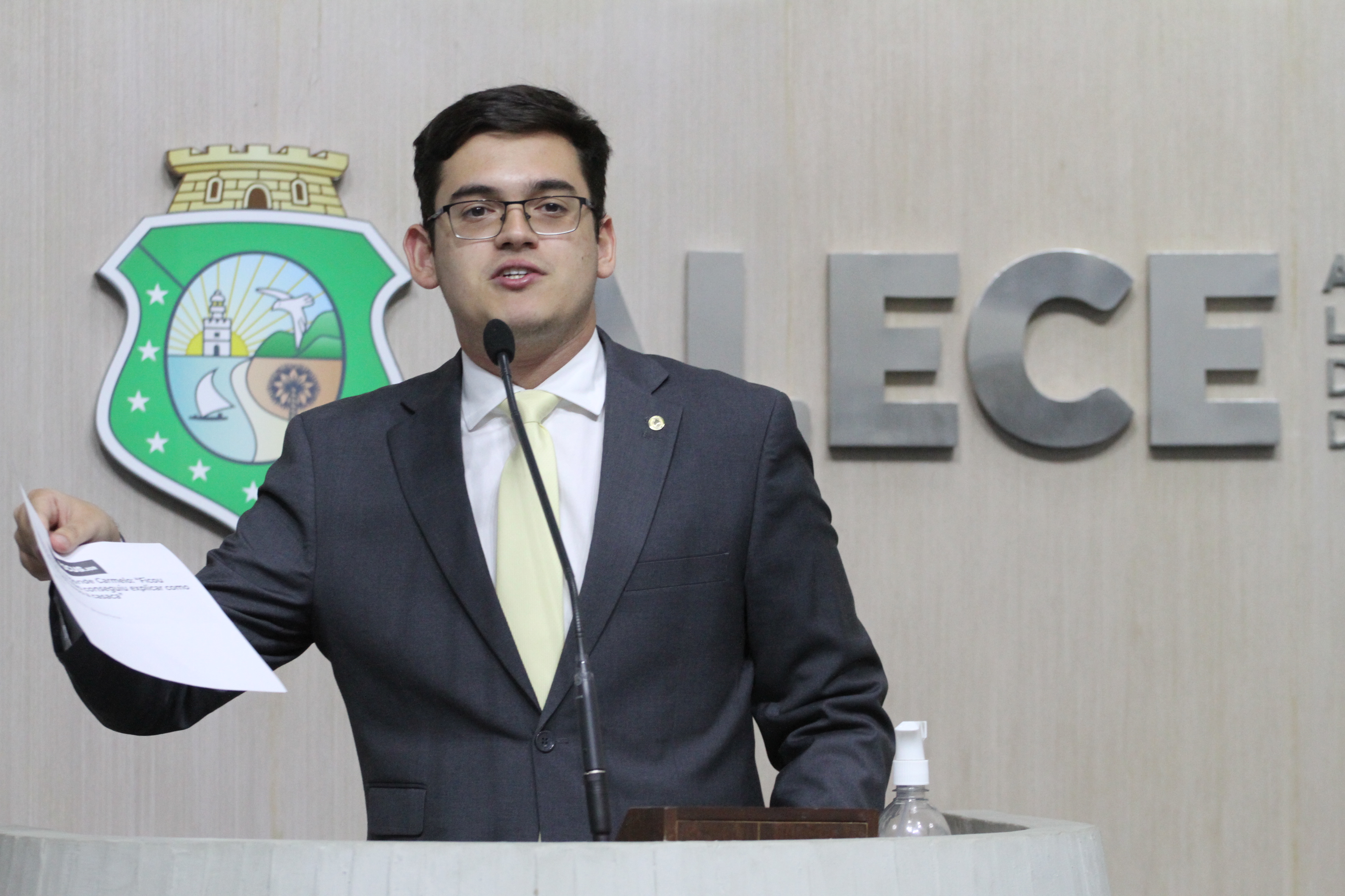Carmelo cobra coerência política à deputada Larissa Gaspar