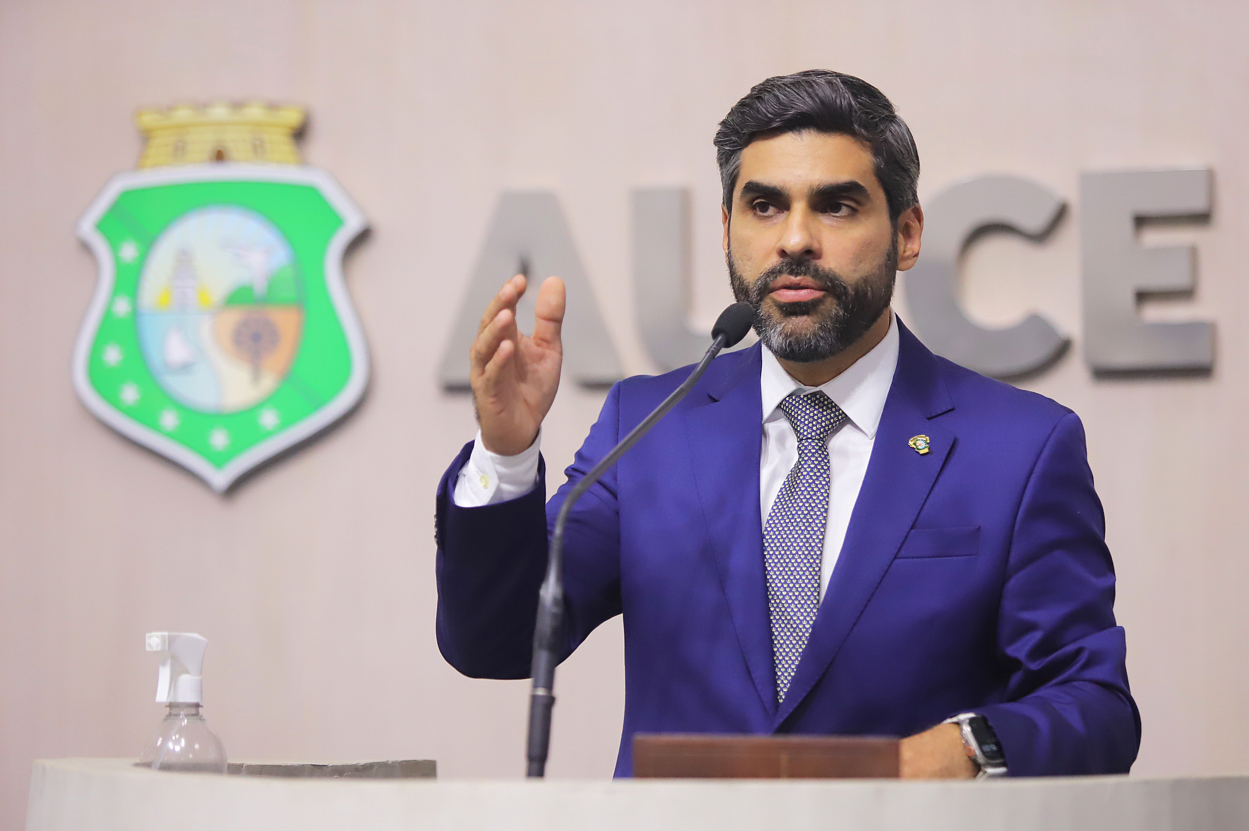 Queiroz Filho questiona aprovação de projeto da educação básica