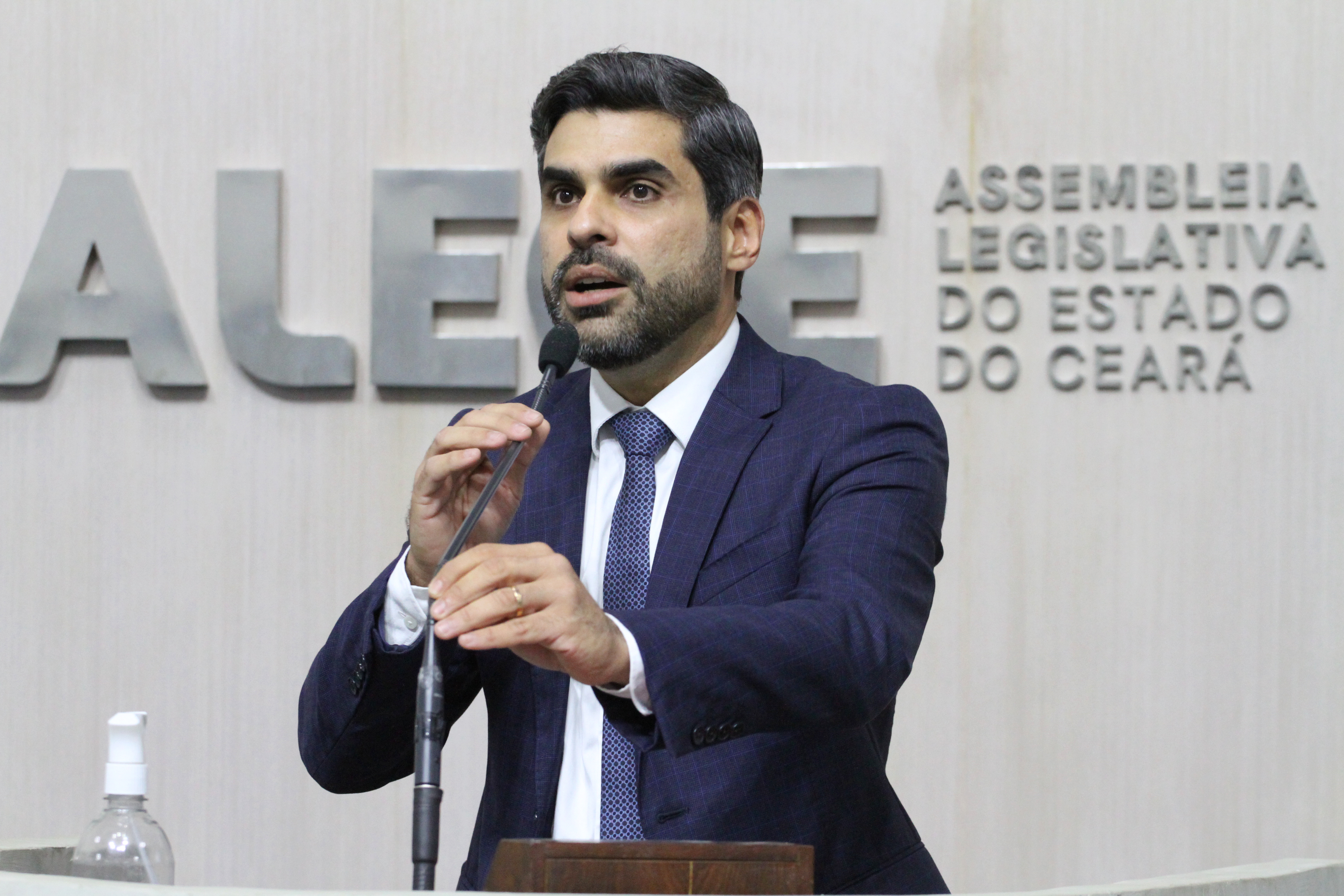 Queiroz Filho critica aumento de despesas do Governo do Estado