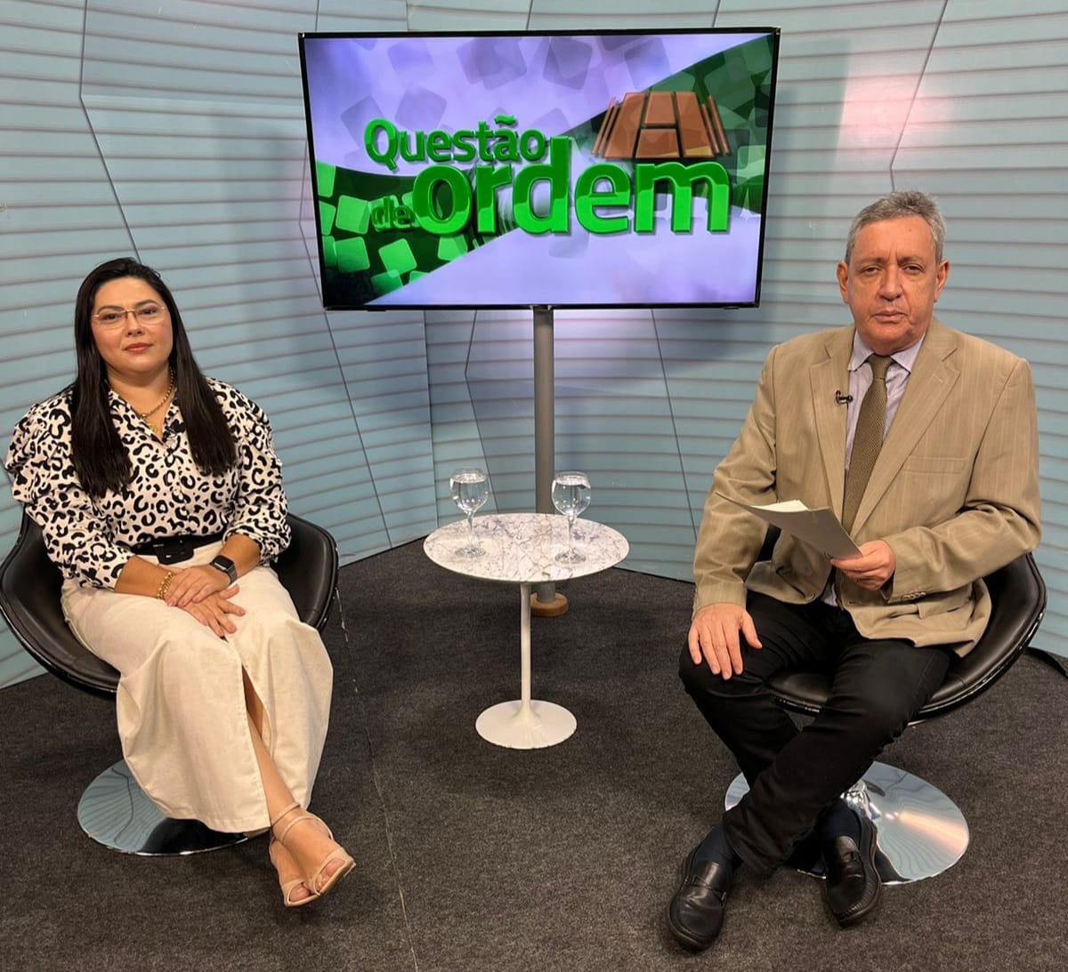 A superintendente dos Correios no Ceará, Iranilda Rufino, e o jornalista Renato Abreu