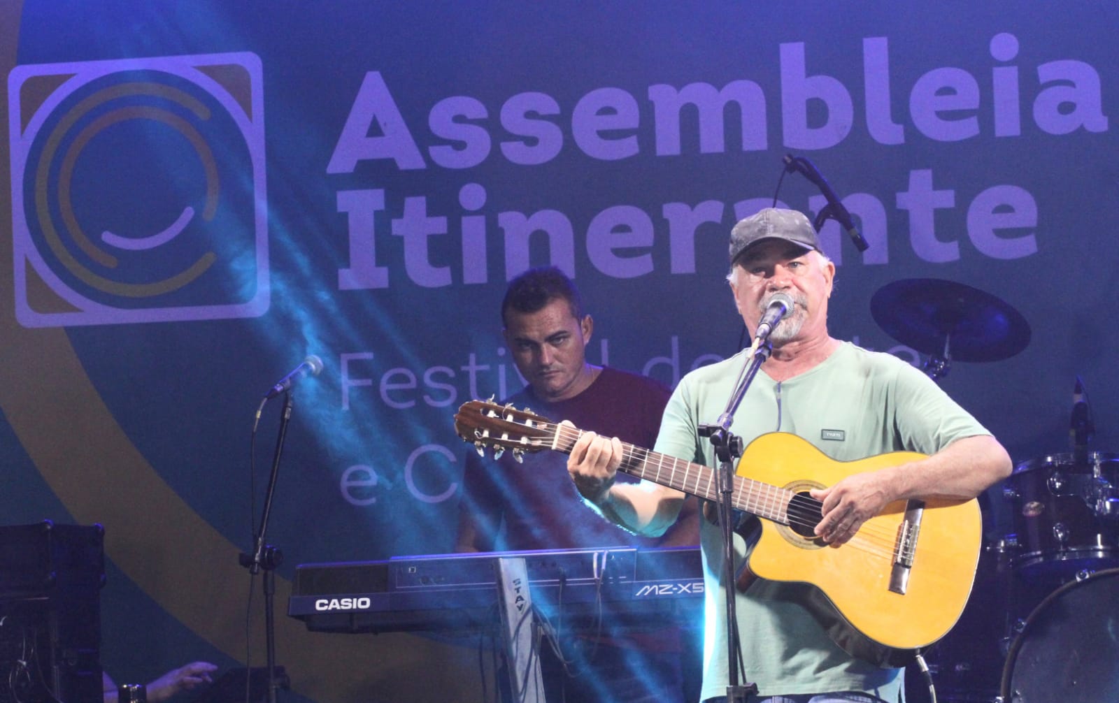 Compositor Geová Costa Silva foi uma das atrações do primeiro dia do festival que também contou com apresentações de teatro, dança, repente e humor. - Foto: Júnior Pio
