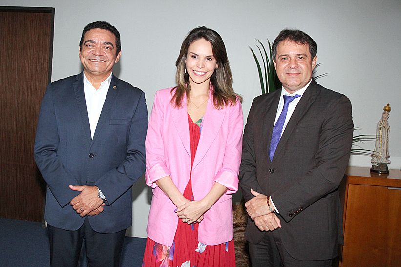 Reitor da Uece, Hildebrando Soares, deputada Gabriella Aguiar e o presidente da Alece deputado Evandro Leitão