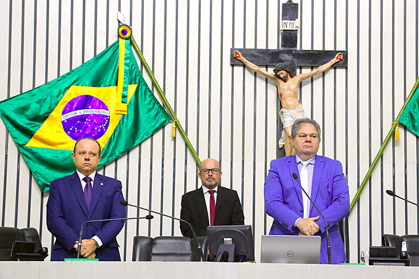 Minuto de silêncio durante a sessão plenária