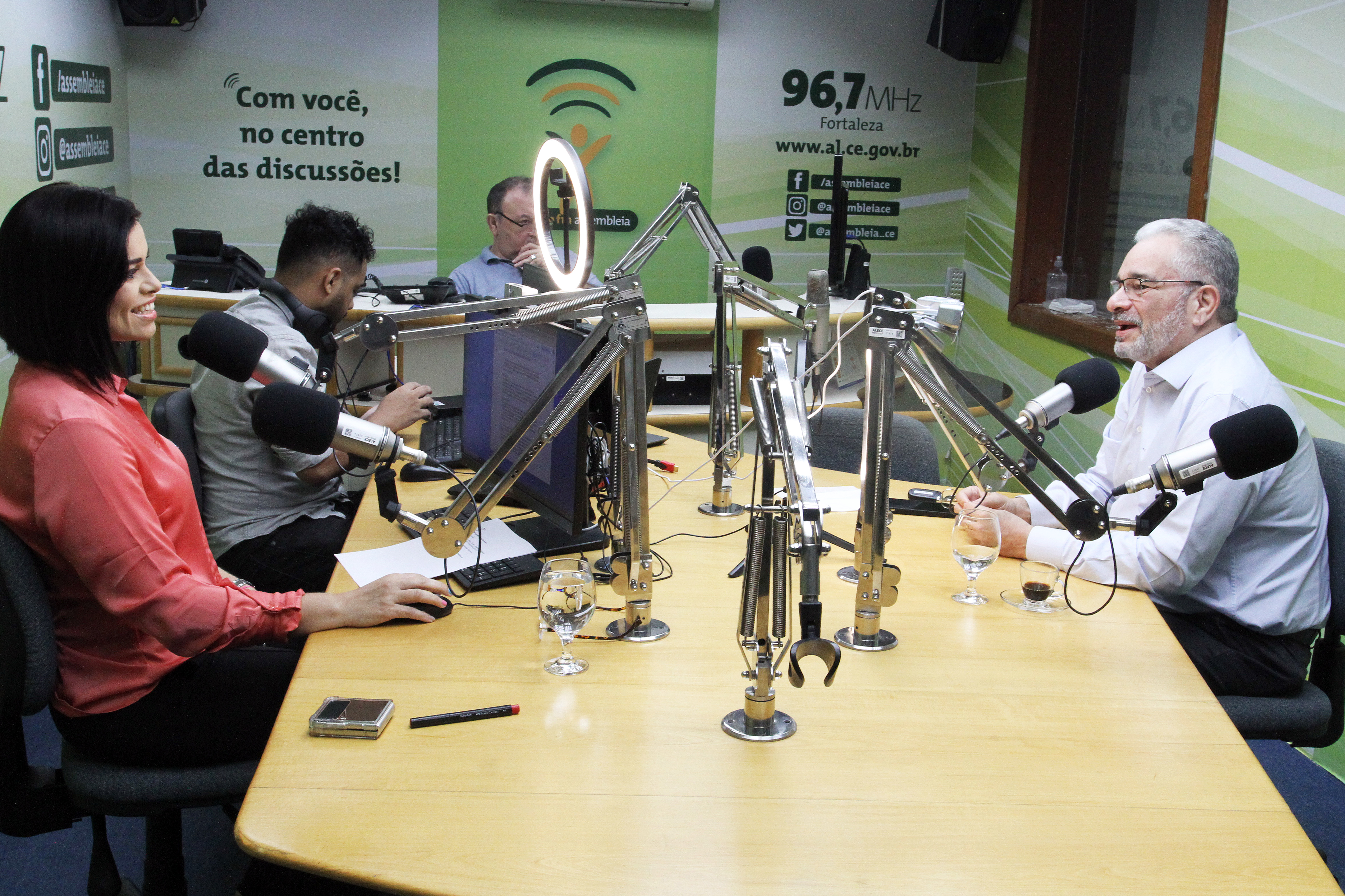 Apresentadora Kézya Diniz conversa com o presidente da Federação Cearense de Futebol, Mauro Carmélio