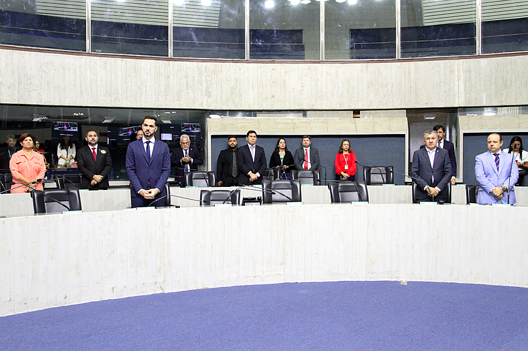 Minuto de silêncio durante a sessão plenária