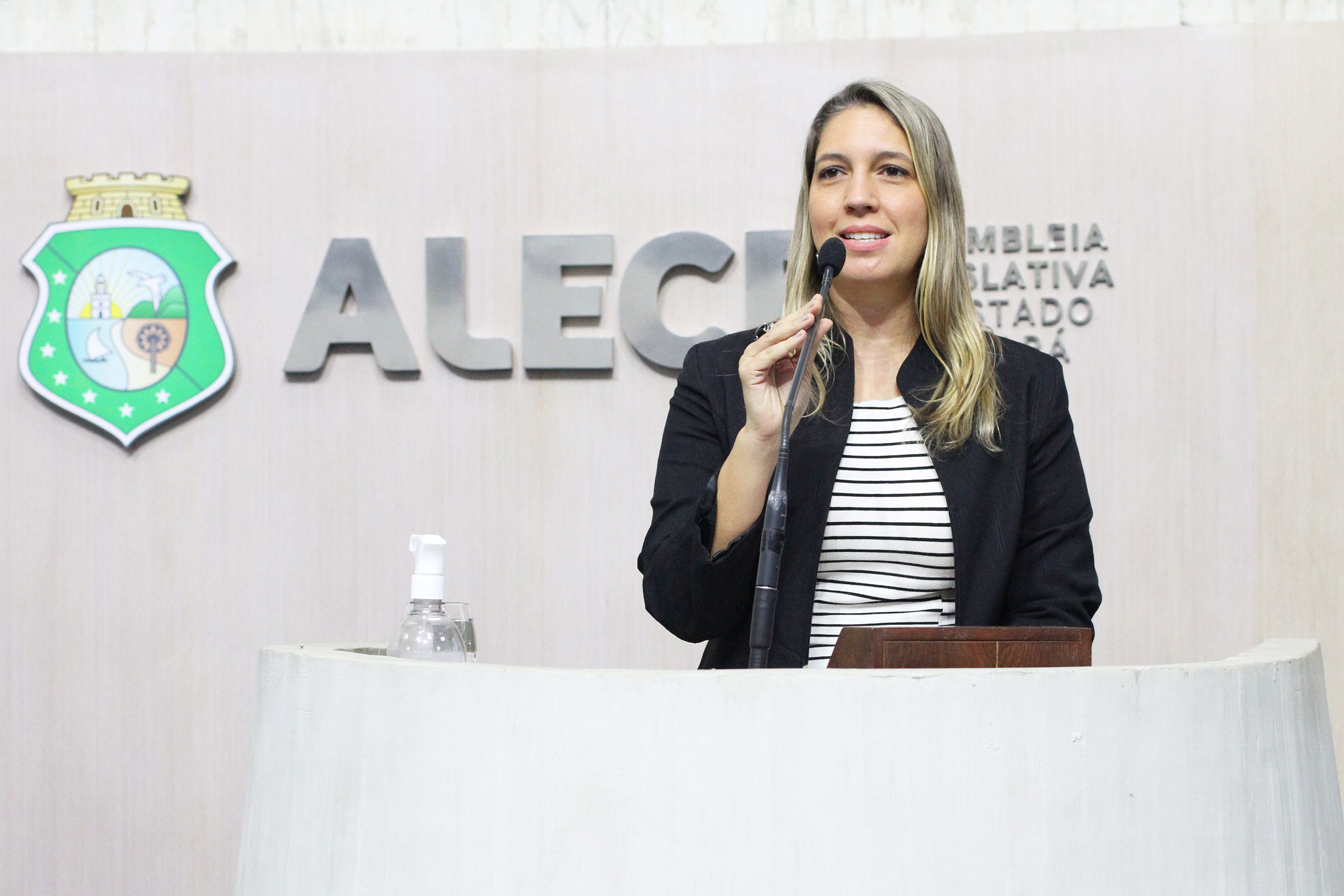 Larissa Gaspar destaca projetos apresentados na Alece