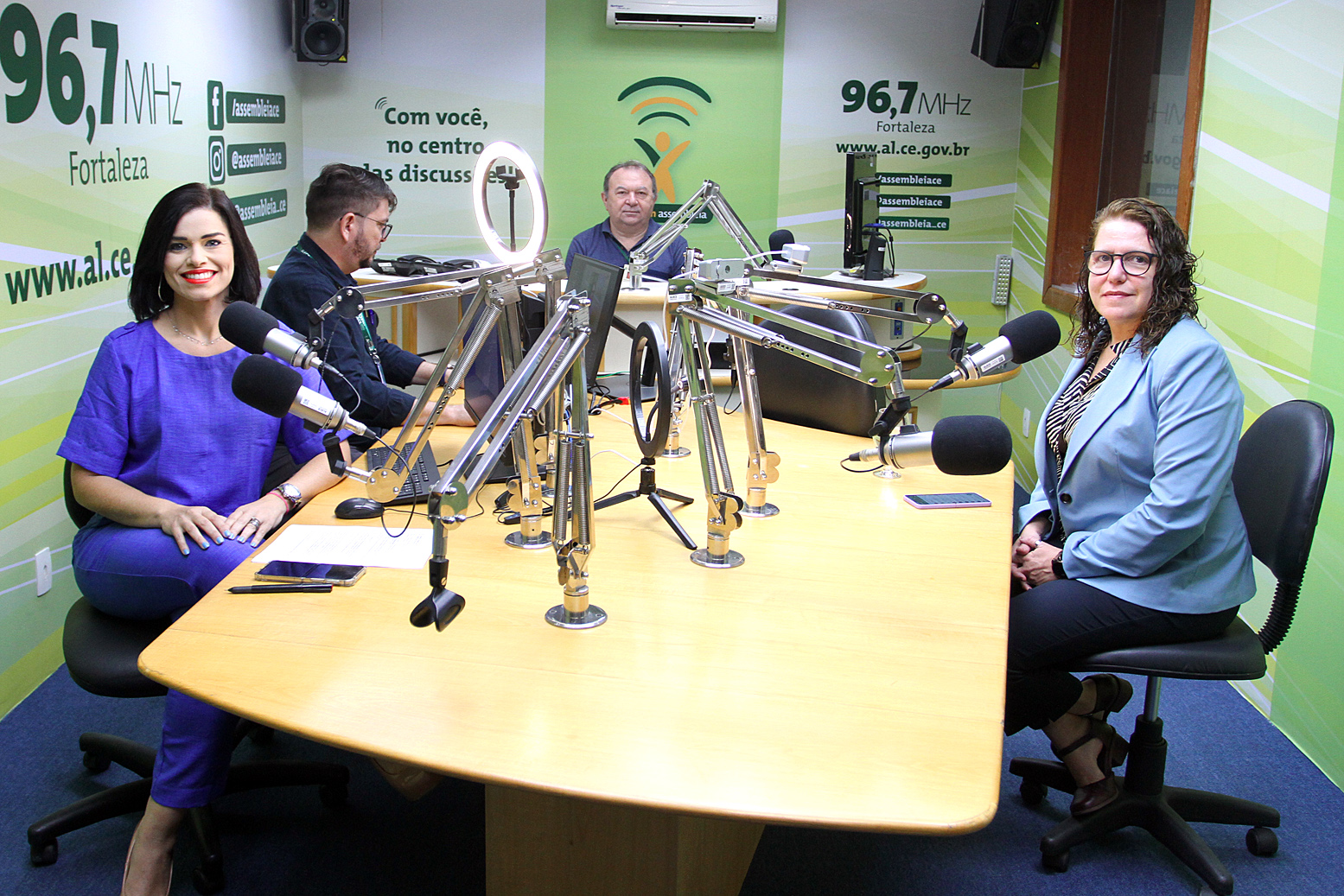 Apresentadora Kézya Diniz conversa com a secretária, Mitchelle Meira