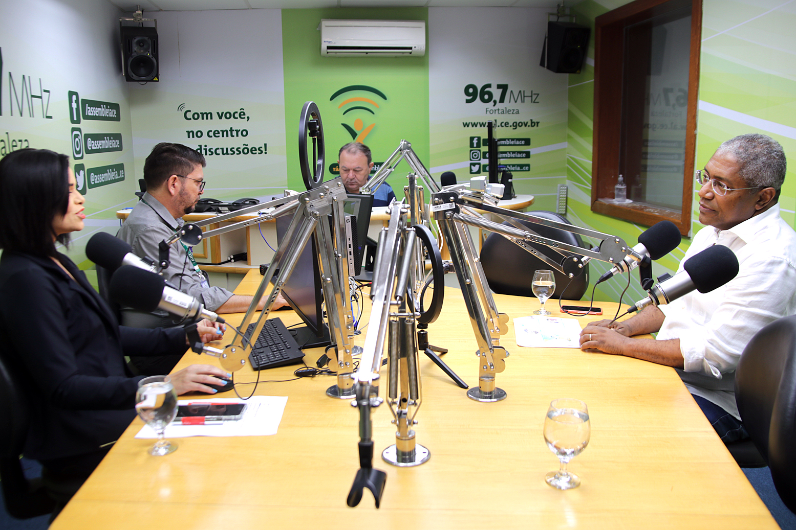 Apresentadora Kézya Diniz, secretário estadual de Articulação Política, Waldemir Catanho