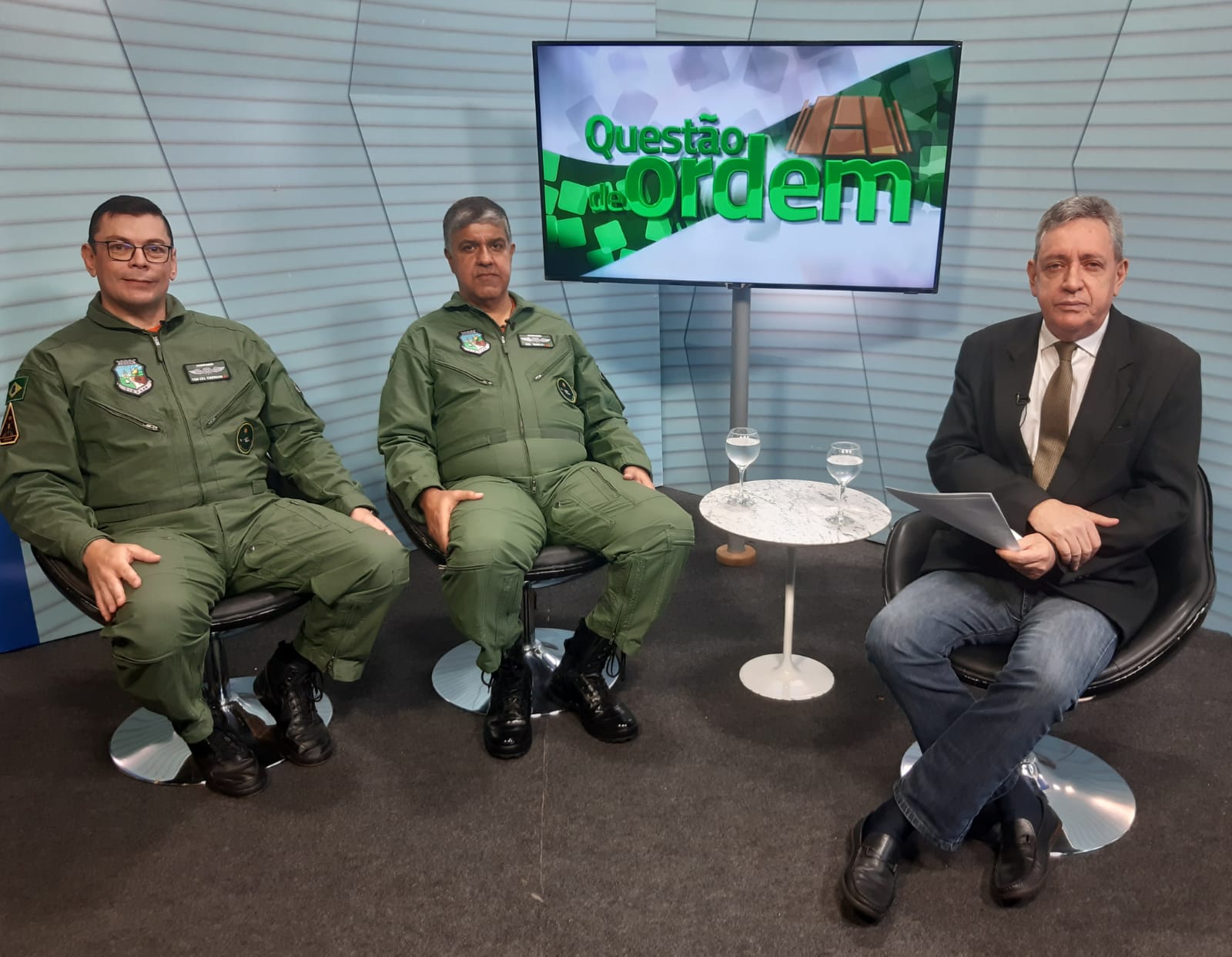 Chefe de Operações da Ciopaer/CE, Emerson Vasconcelos Bastos, o coronel aviador Darley Oliveira e o jornalista Renato Abreu