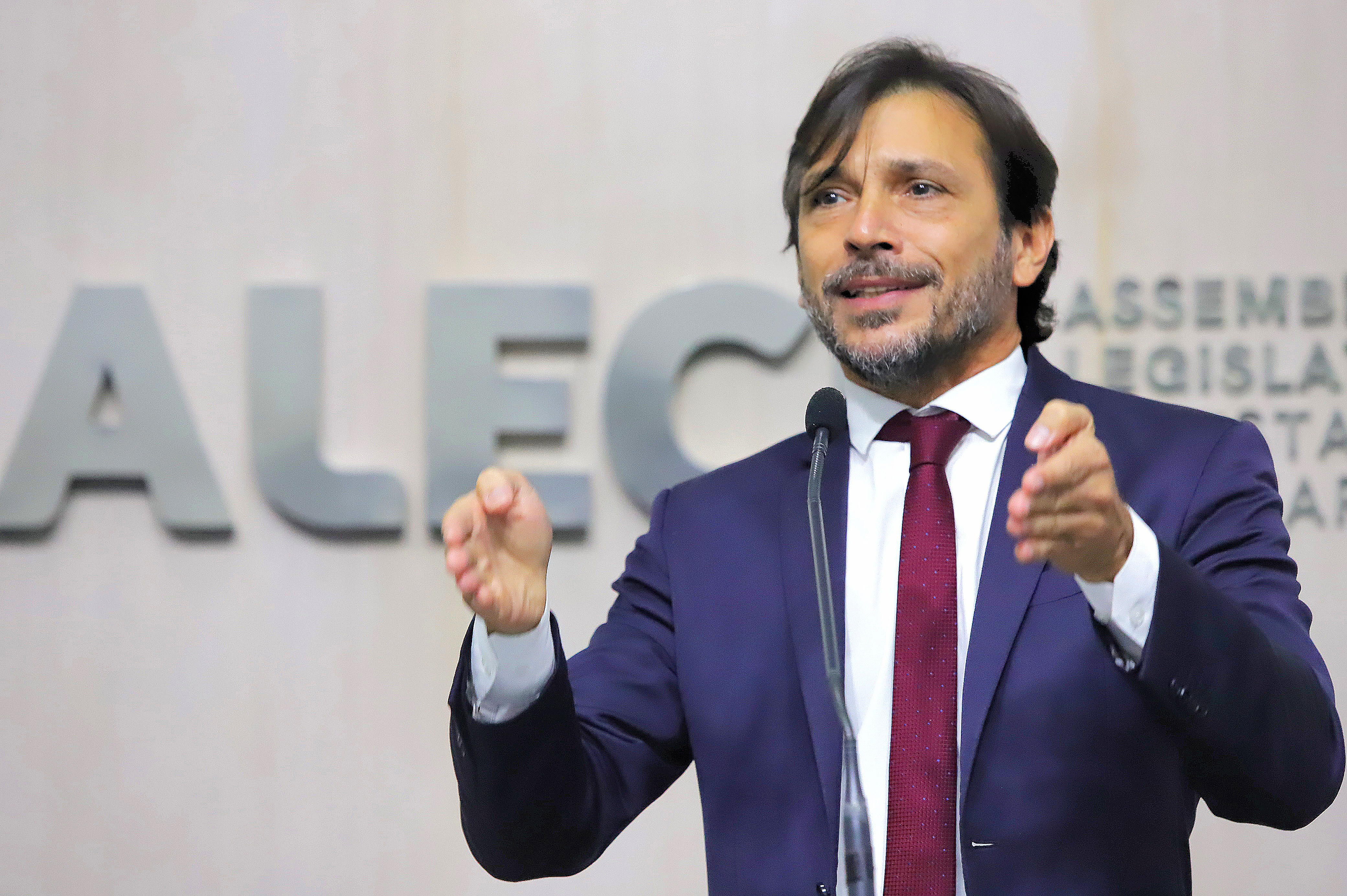 Deputado Guilherme Sampaio critica negacionismo na educação