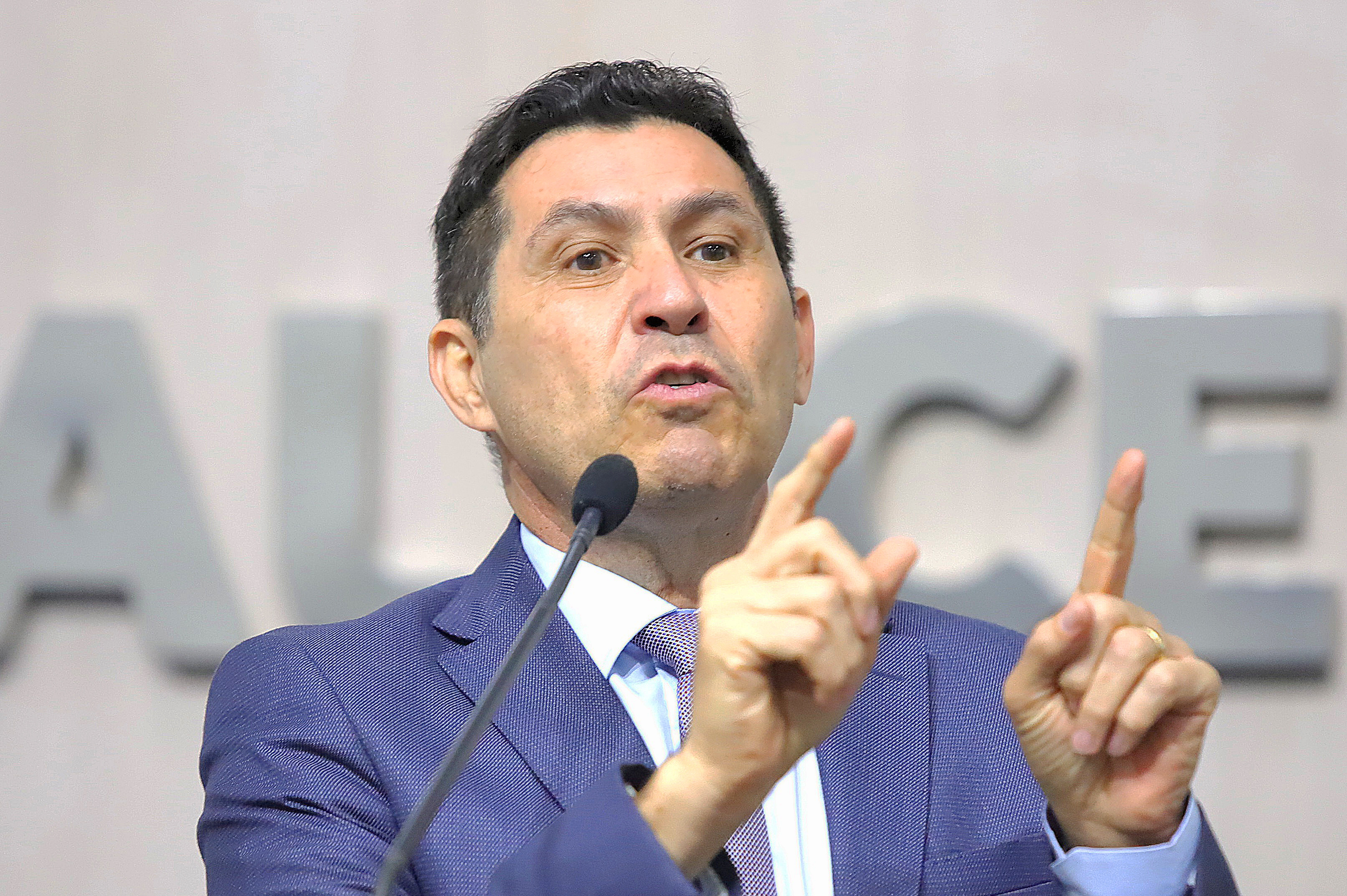 De Assis Diniz aponta falhas da gestão do ex-presidente na Educação e elogia atuação do Estado