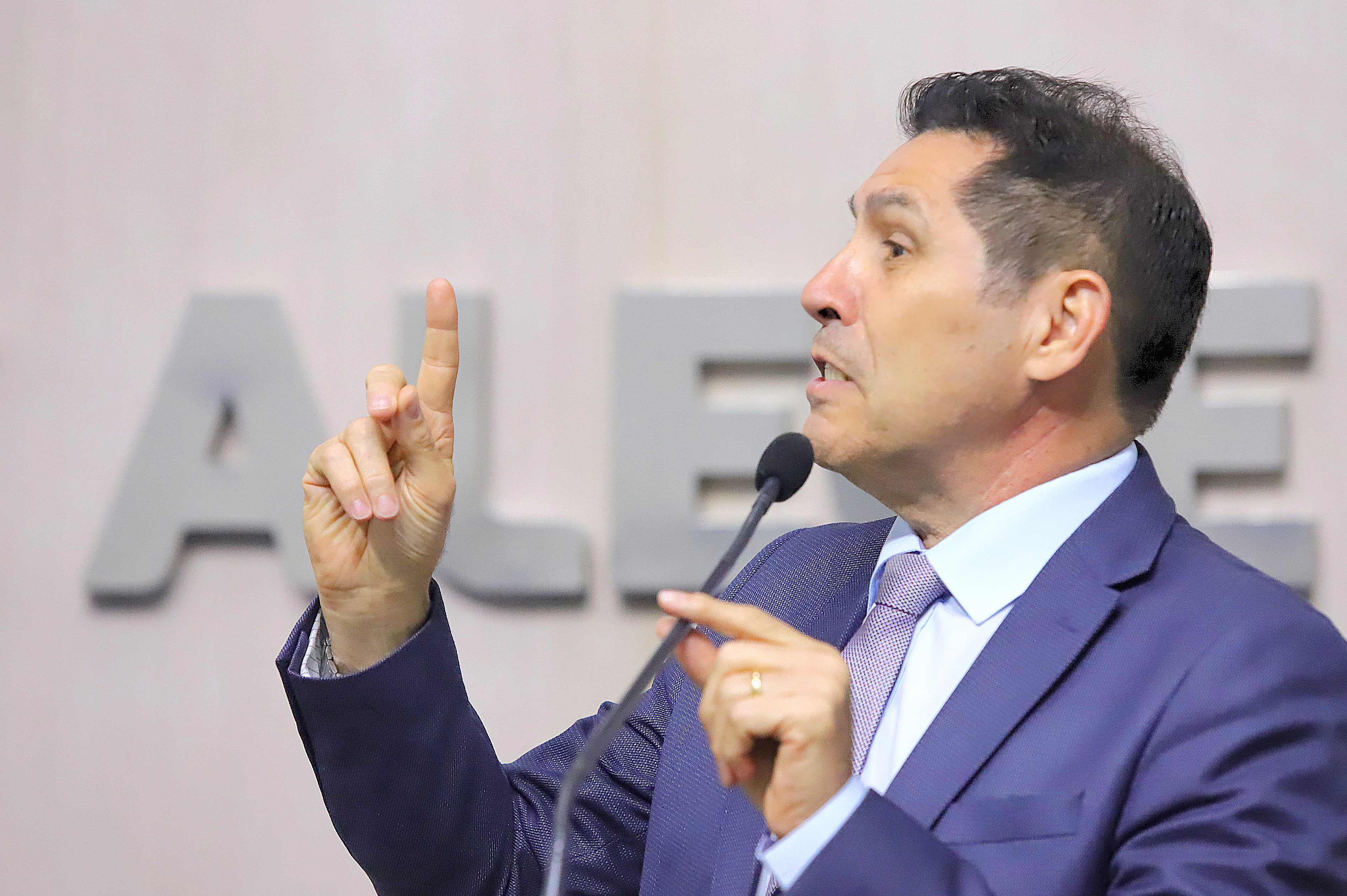 De Assis Diniz defende encerramento do Programa de Escolas Cívico-Militares
