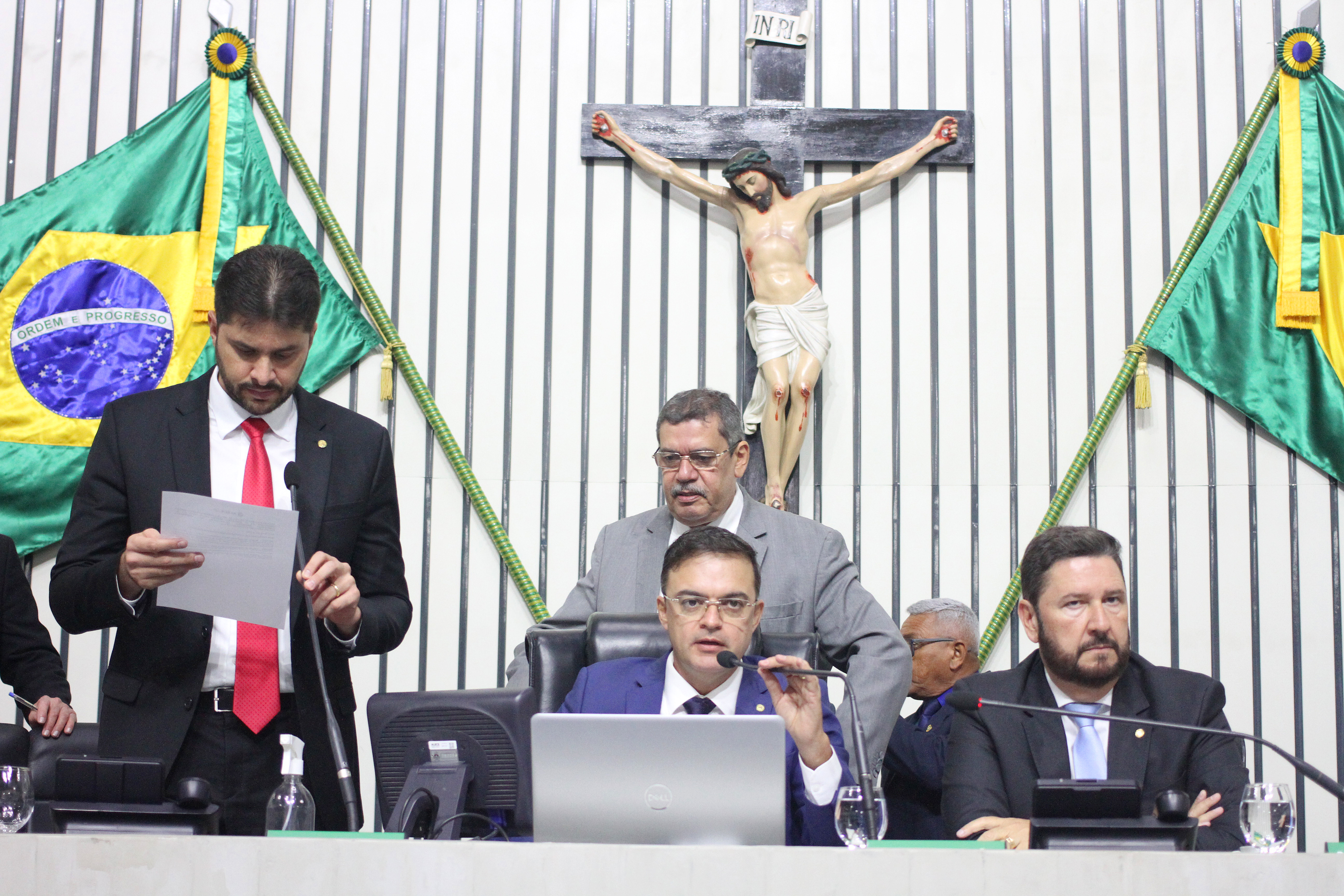 Votação durante sessão plenária desta quinta-feira