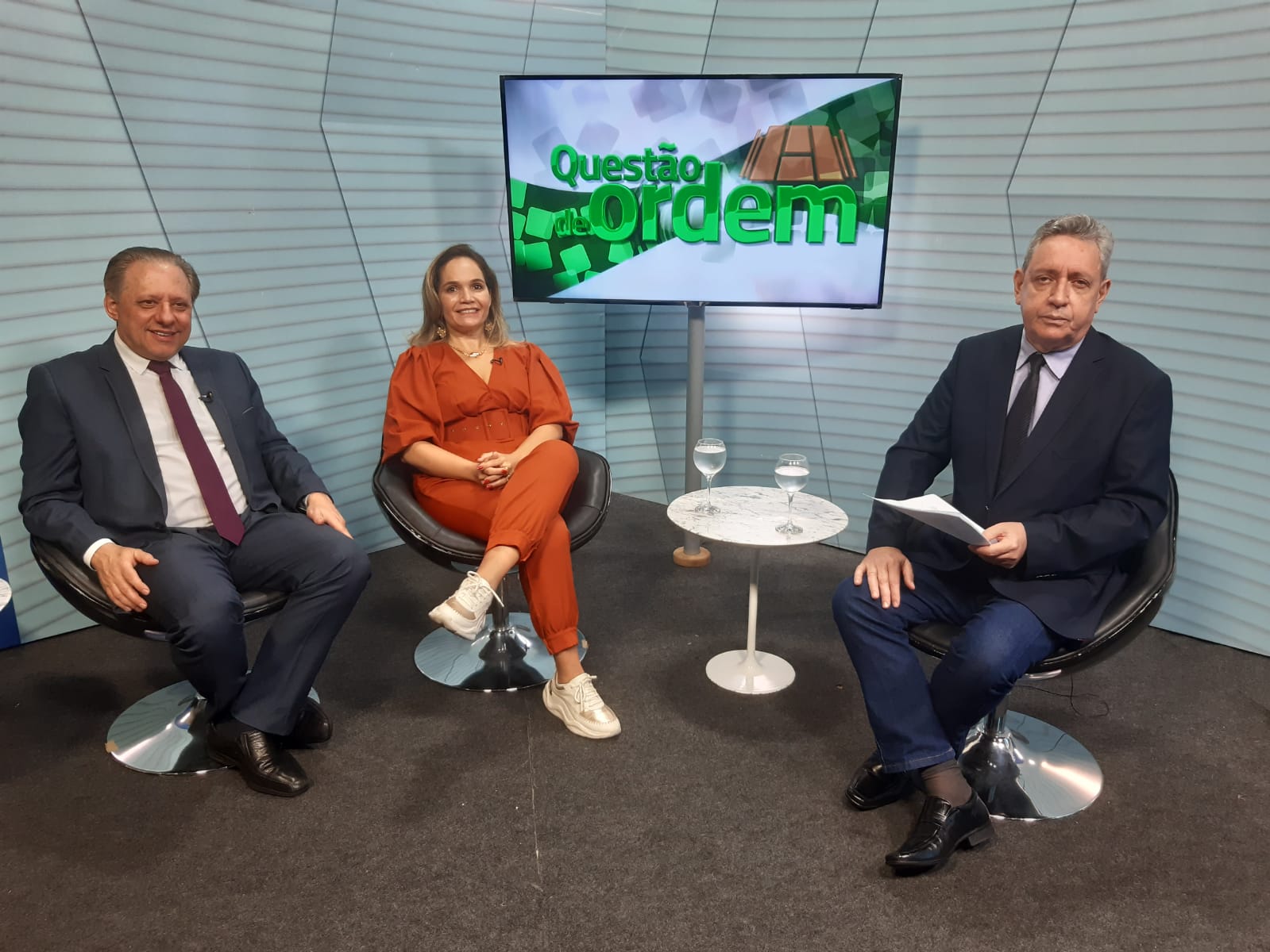 Conselheiro Ouvidor do TCE do Espírito Santo, Domingos Augusto Taufner, a coordenadora dos cursos de pós-graduação da Unipace, Marusa Leal e o jornalista Renato Abreu.