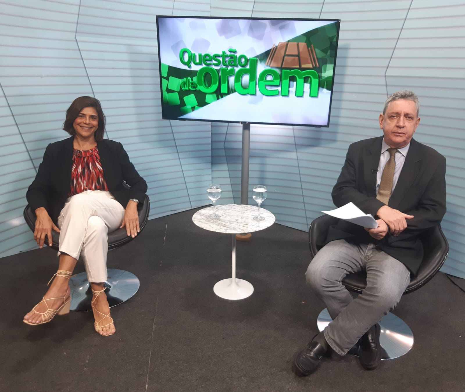 Secretária Executiva do Conselho de Altos Estudos e Assuntos Estratégicos da Alece, Luiza Martins, e o jornalista Renato Abreu