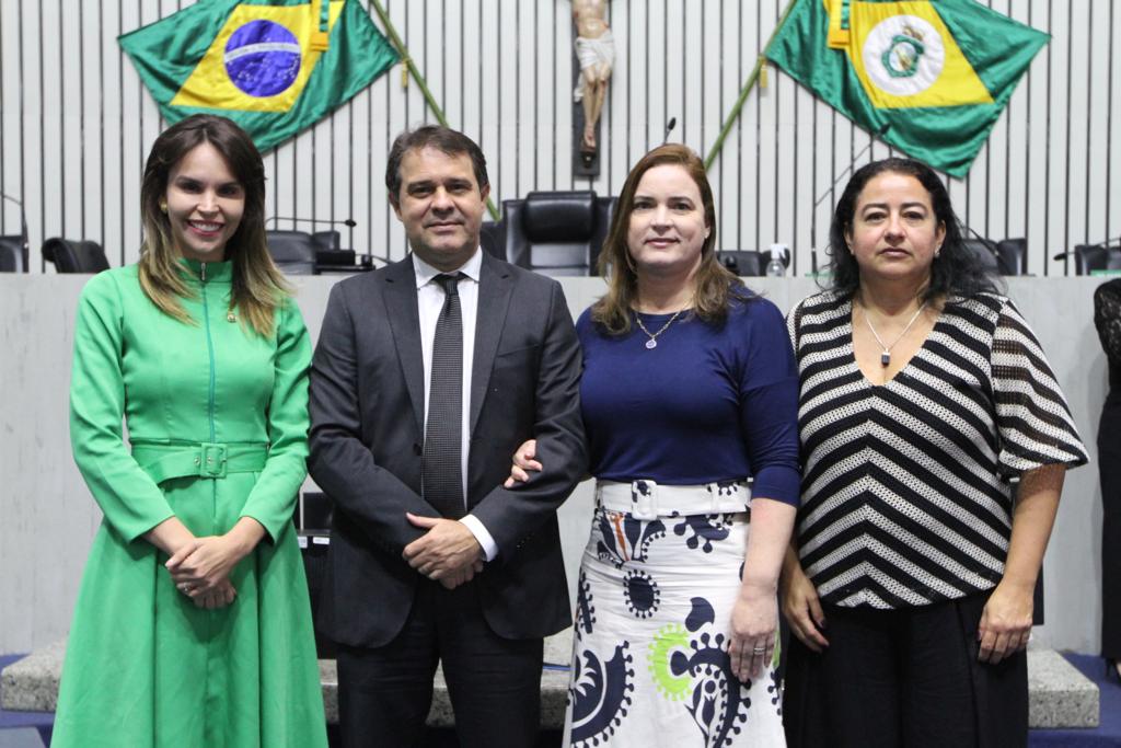 Presidente da Unipace, deputada Gabriella Aguiar (PSD), presidente da Alece, Evandro Leitão, líder do Comitê de Responsabilidade Social, Cristiane Leitão e diretora acadêmica da Unipace, Lídia Lourinho.
